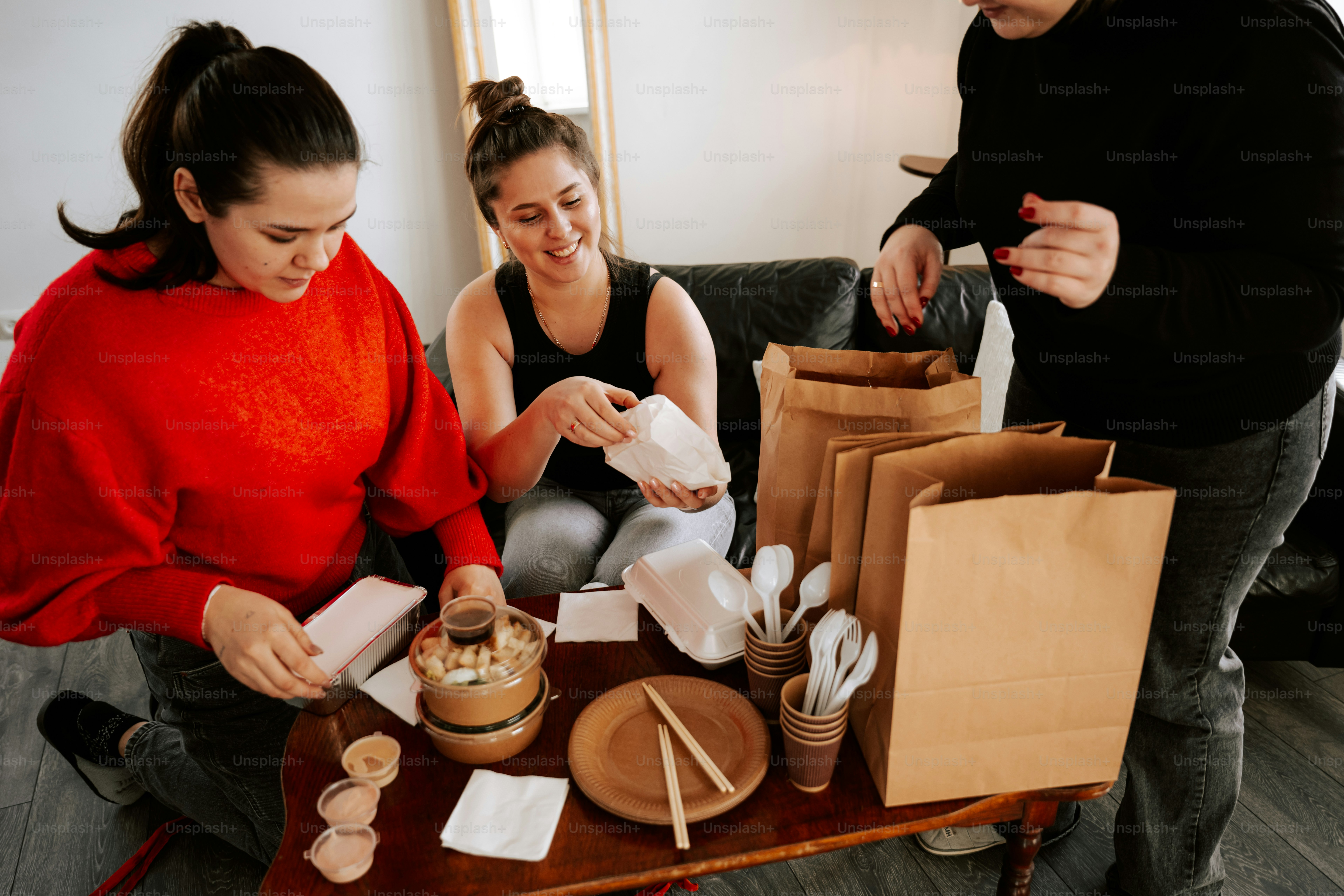 Un grupo de personas de pie alrededor de una mesa