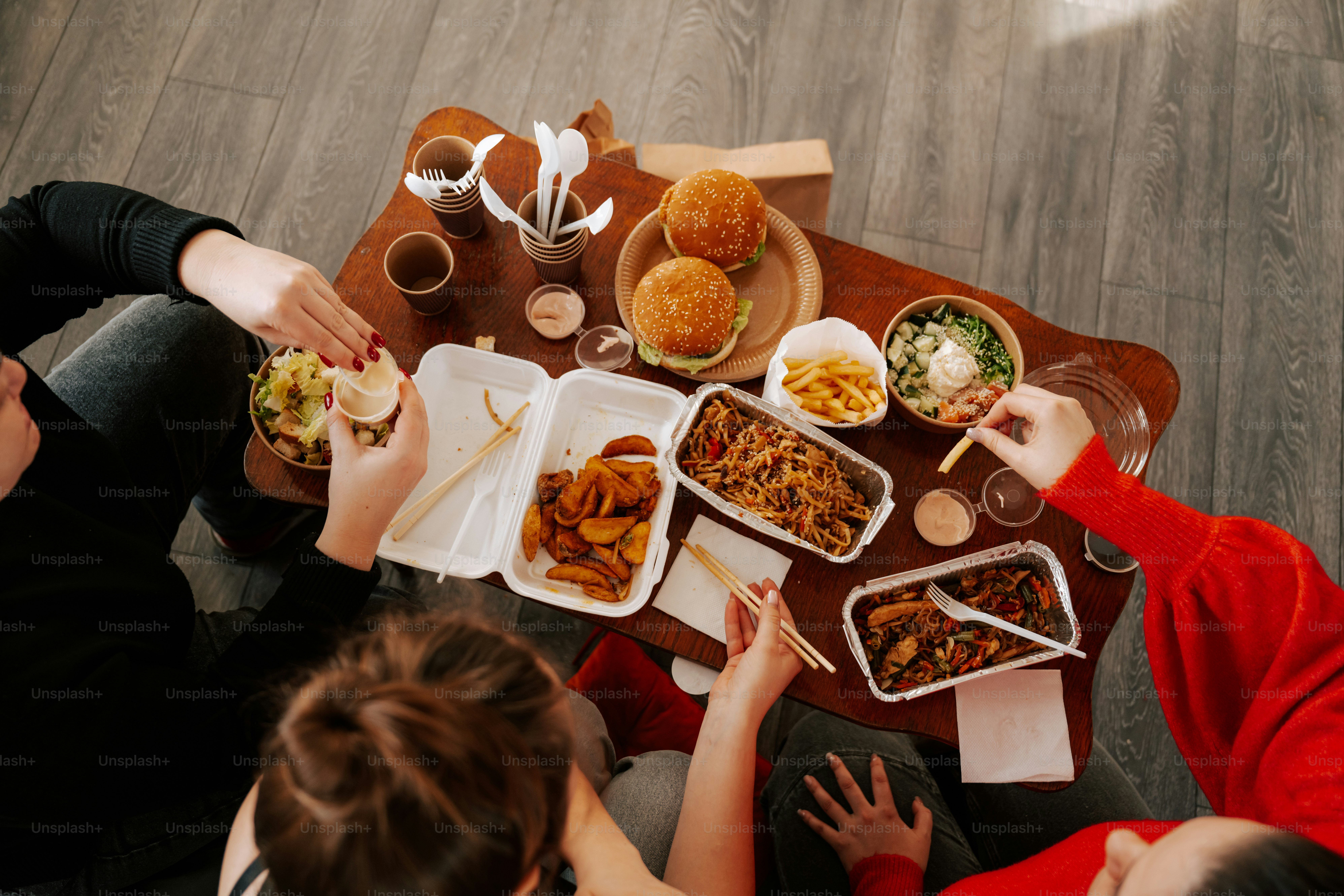 Un groupe de personnes assises autour d’une table en train de manger