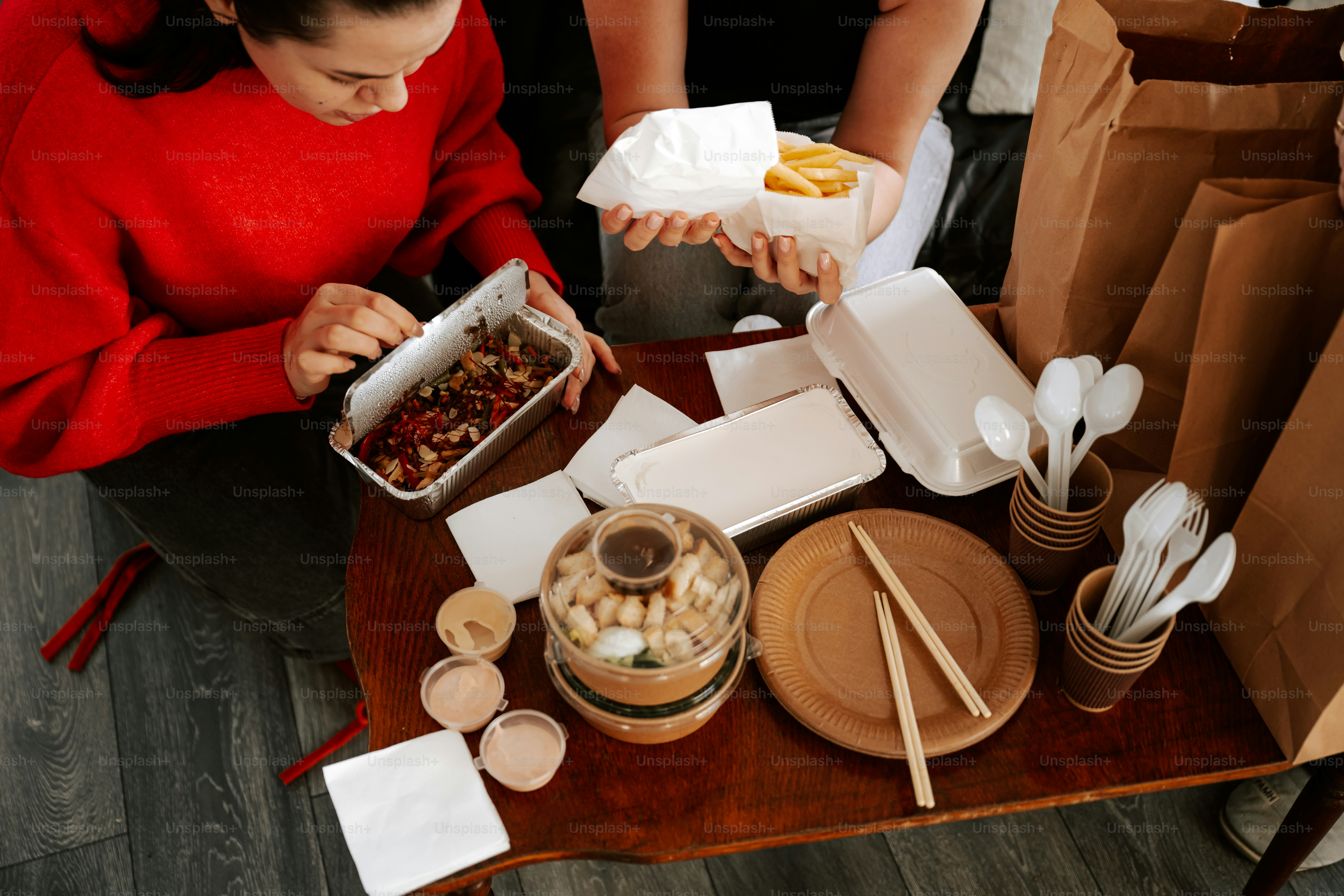Un groupe de personnes debout autour d’une table avec de la nourriture
