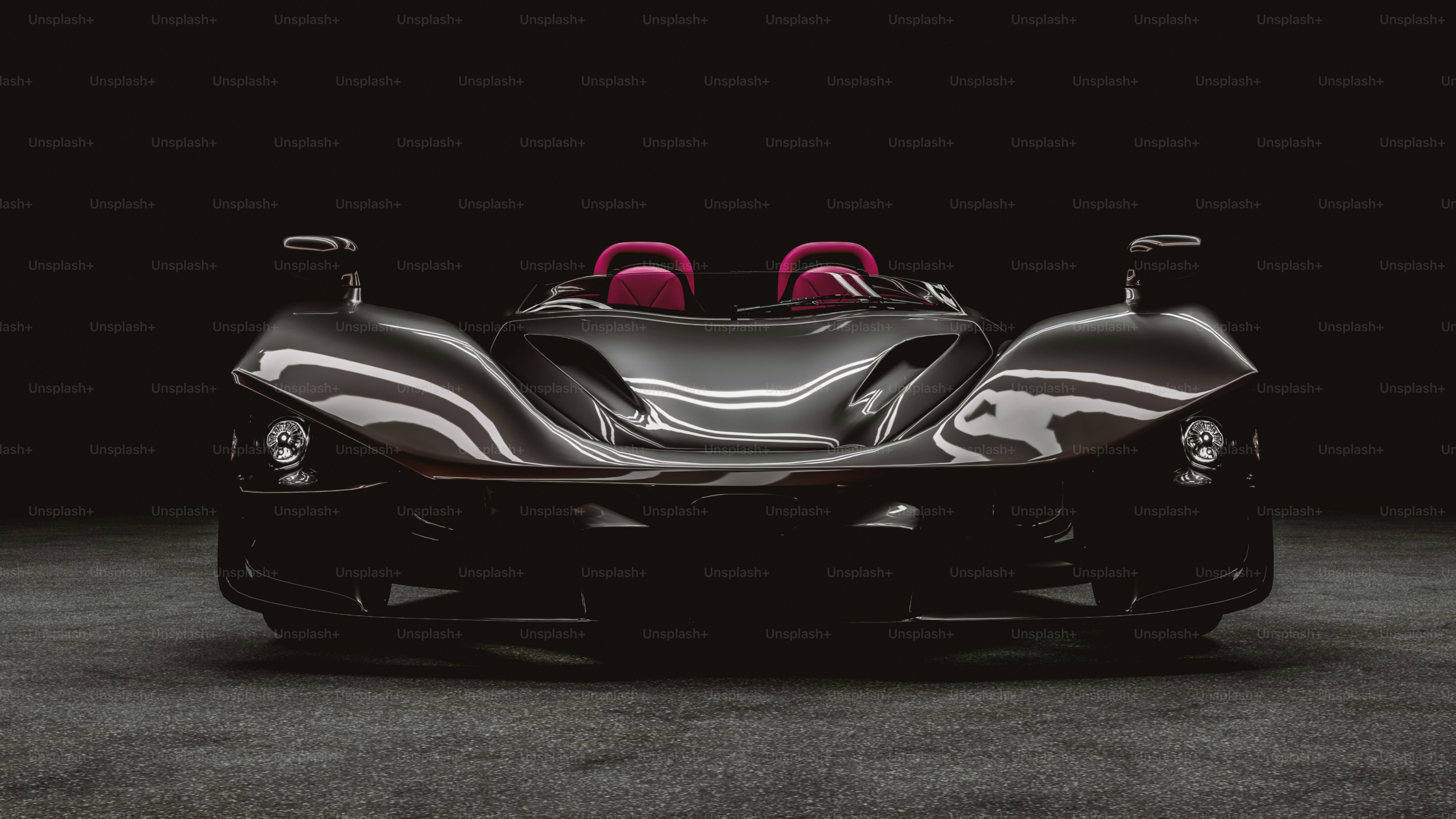 Un'auto argentata e nera in una stanza buia