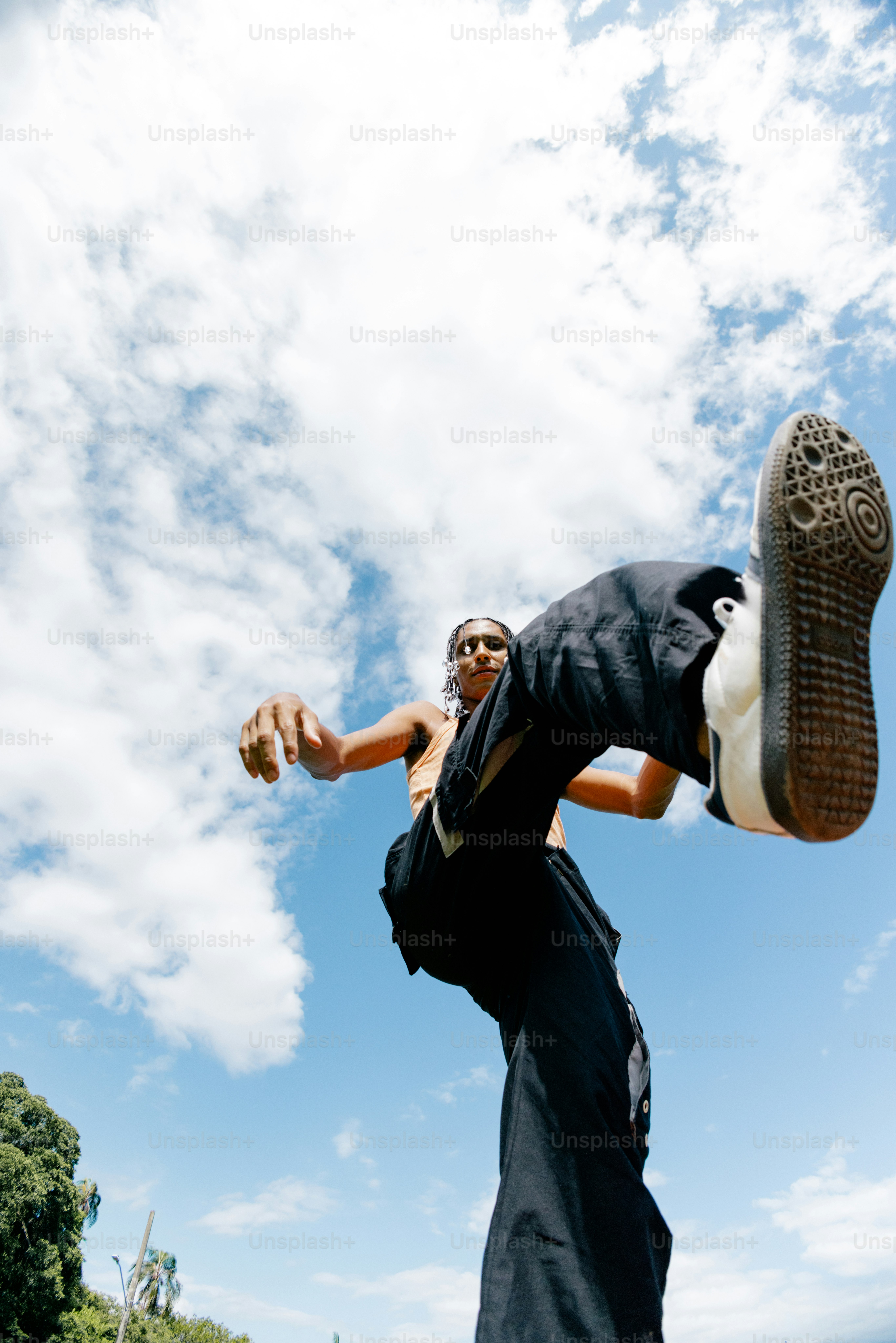 スケートボードに乗って空中を飛ぶ男性