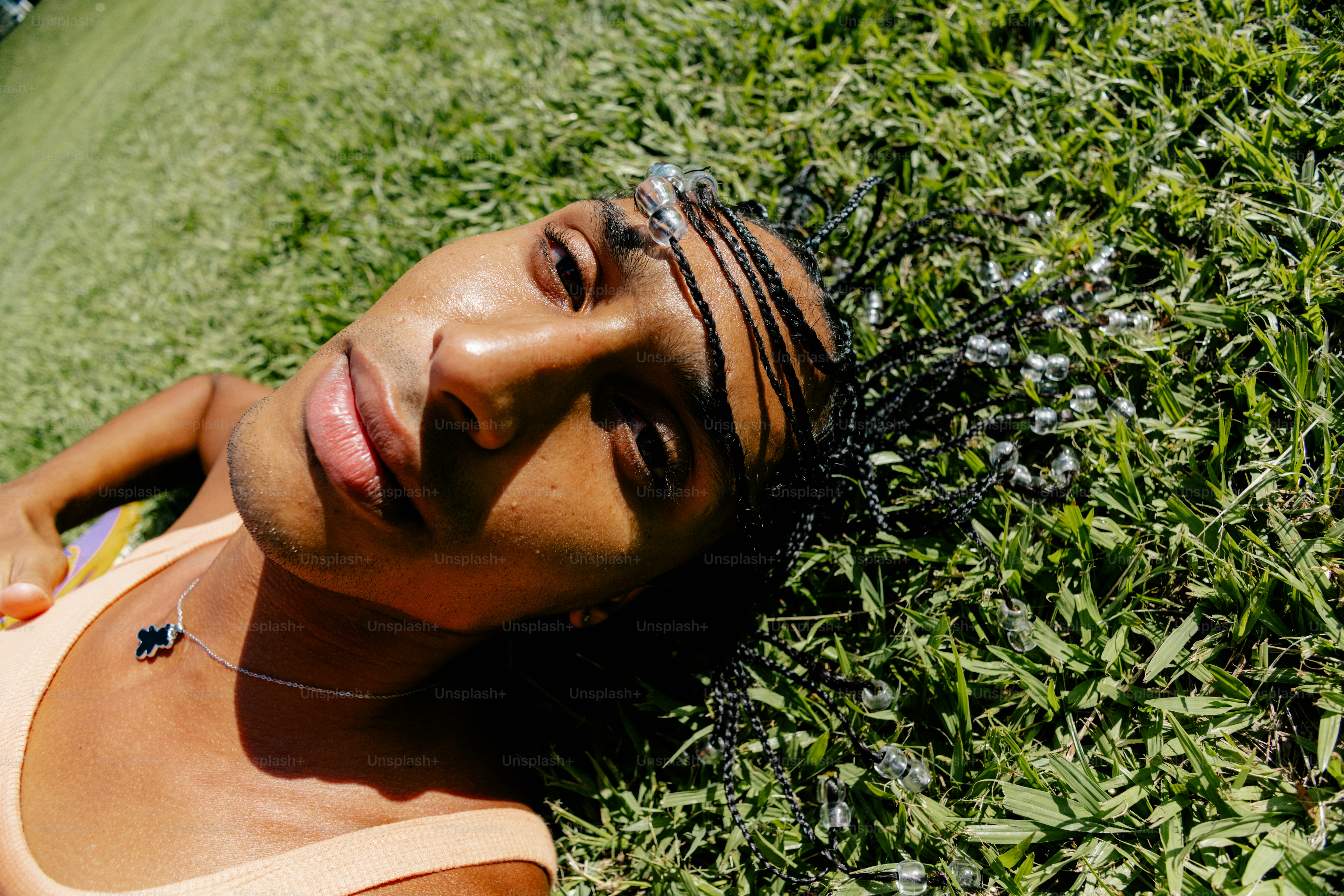 Une femme allongée sur le sol dans un champ d’herbe