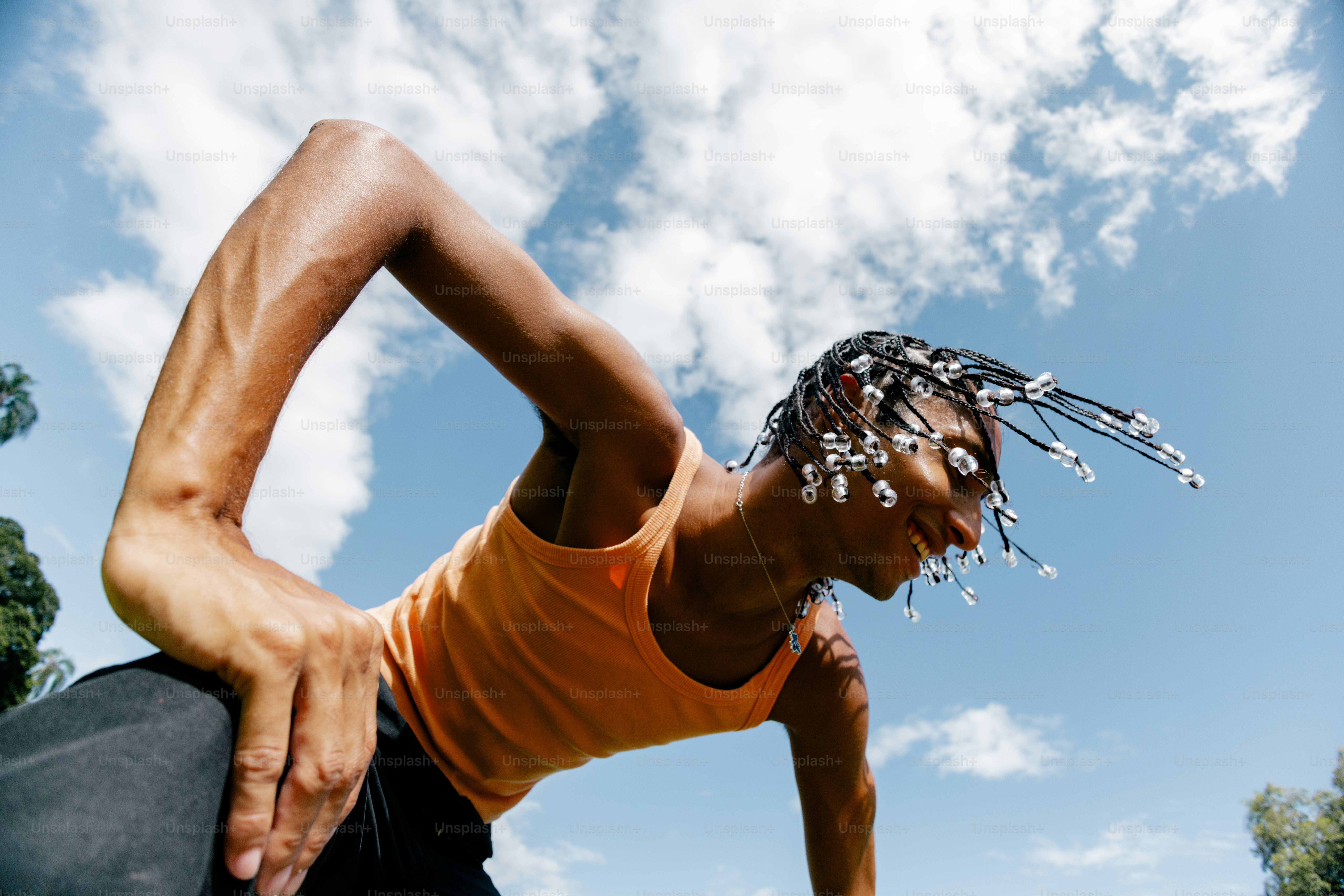 Un homme fait un tour sur une planche à roulettes