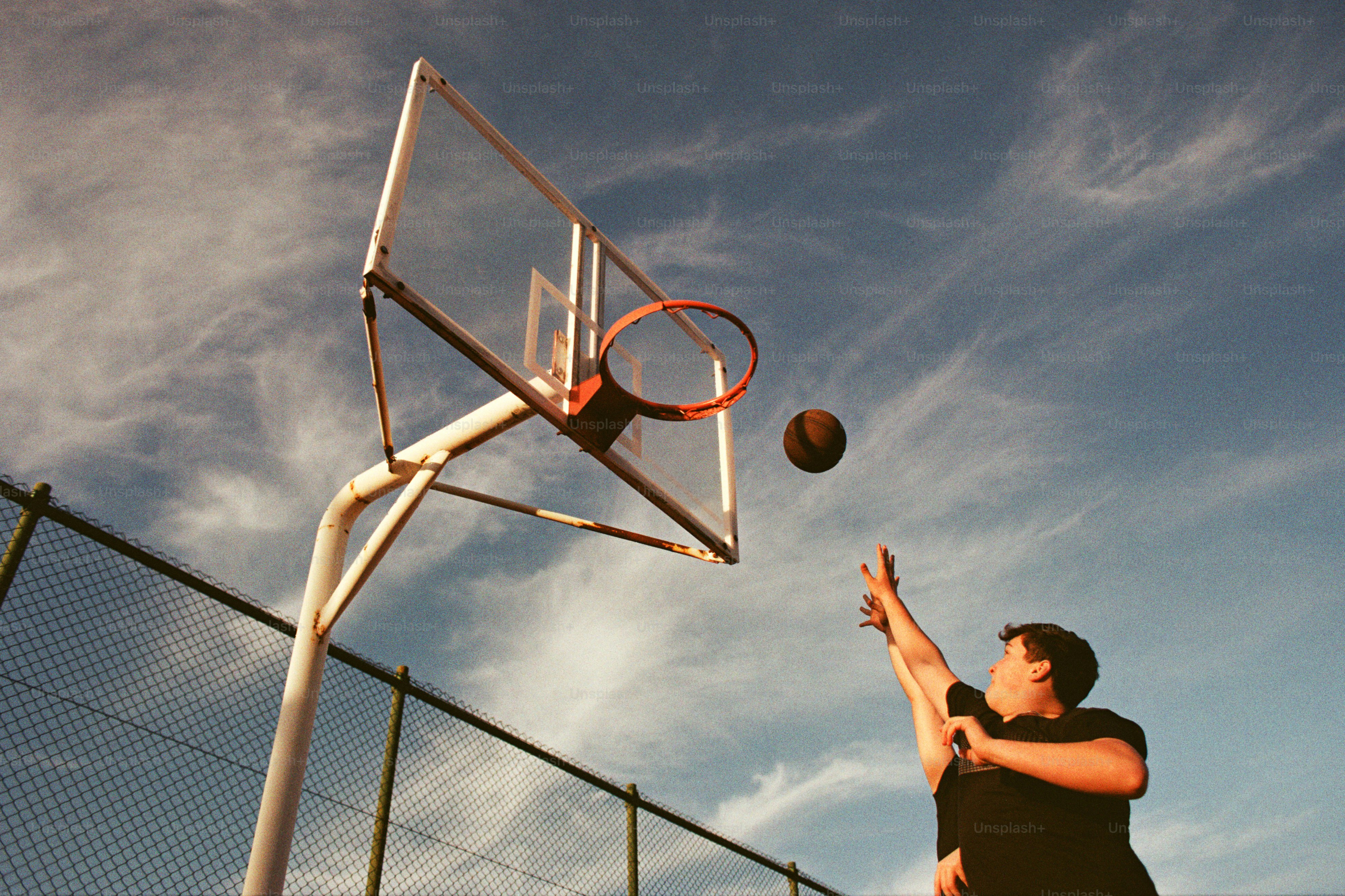 농구공에 농구공을 던지는 남자