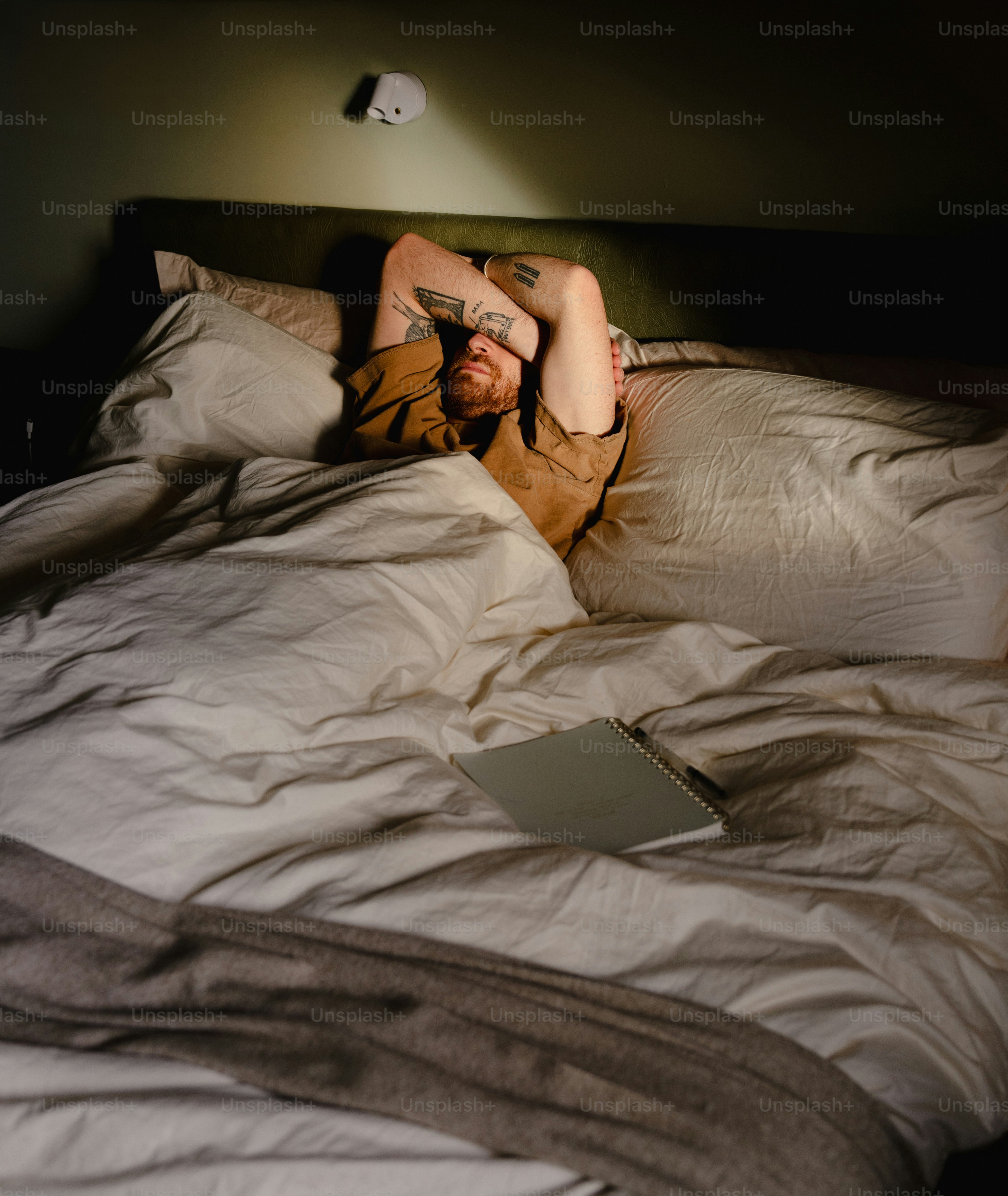 Seseorang berbaring di tempat tidur dengan laptop