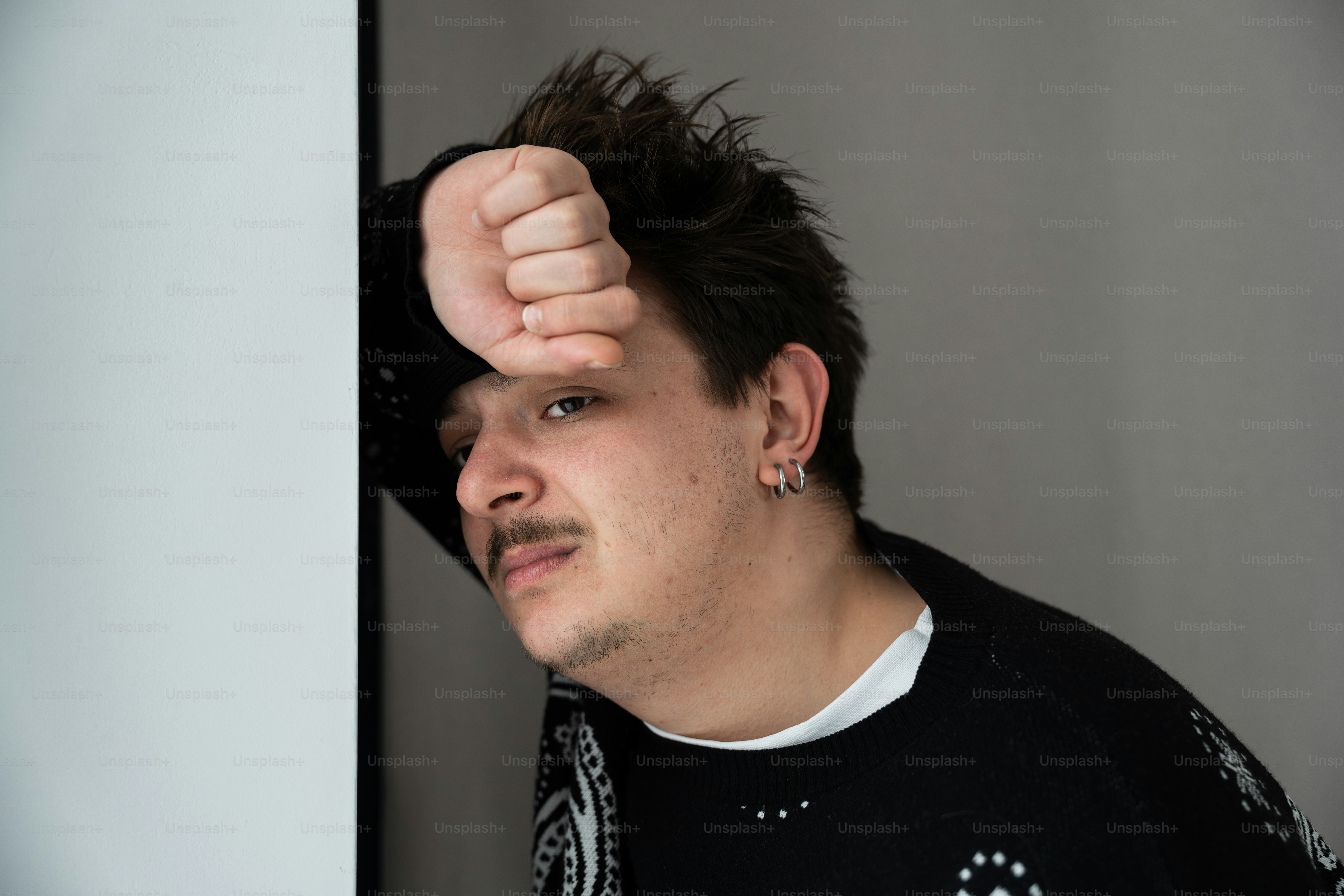 Um homem com a mão na cabeça