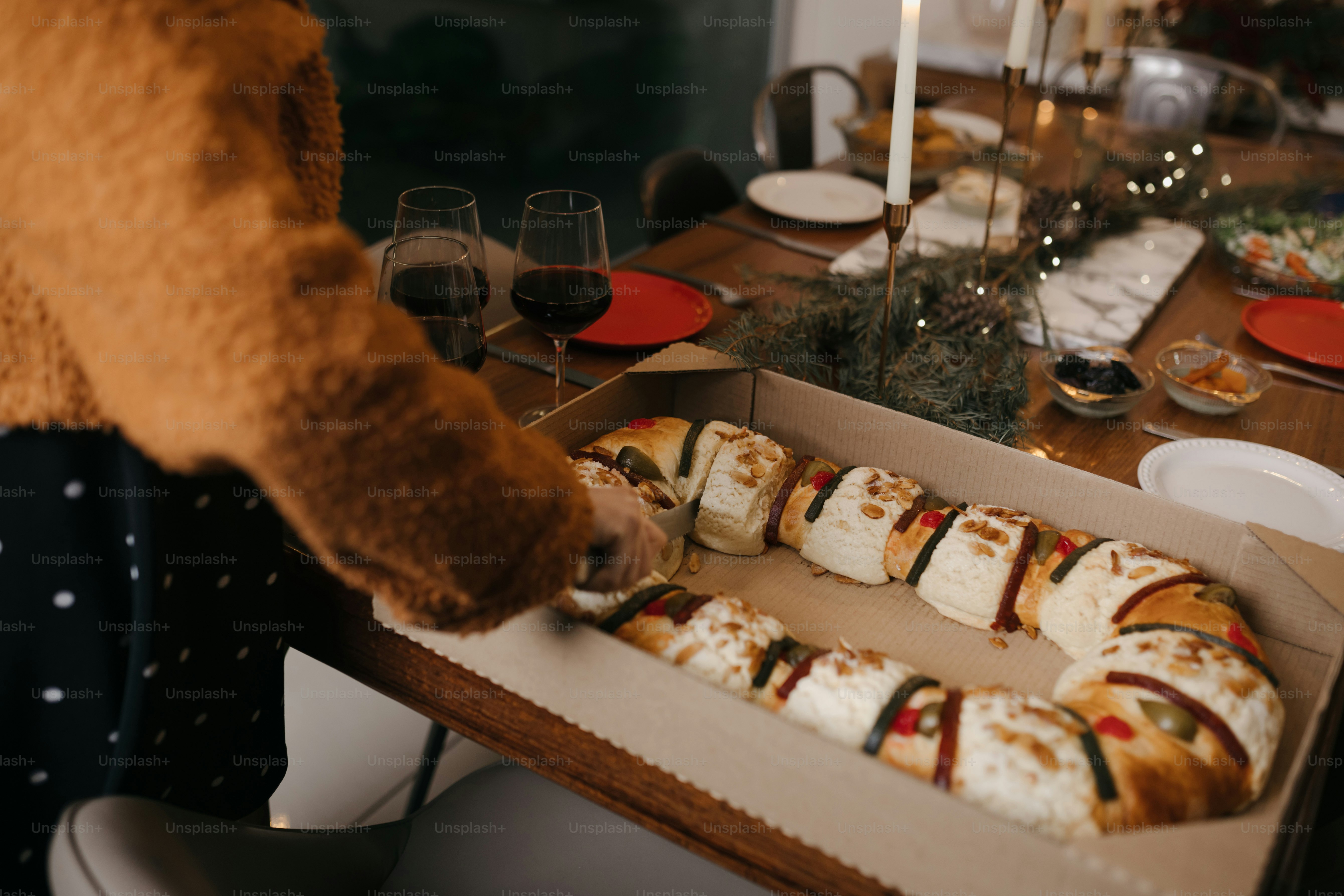 Eine Person, die ein Tablett mit Essen vor einem Tisch hält