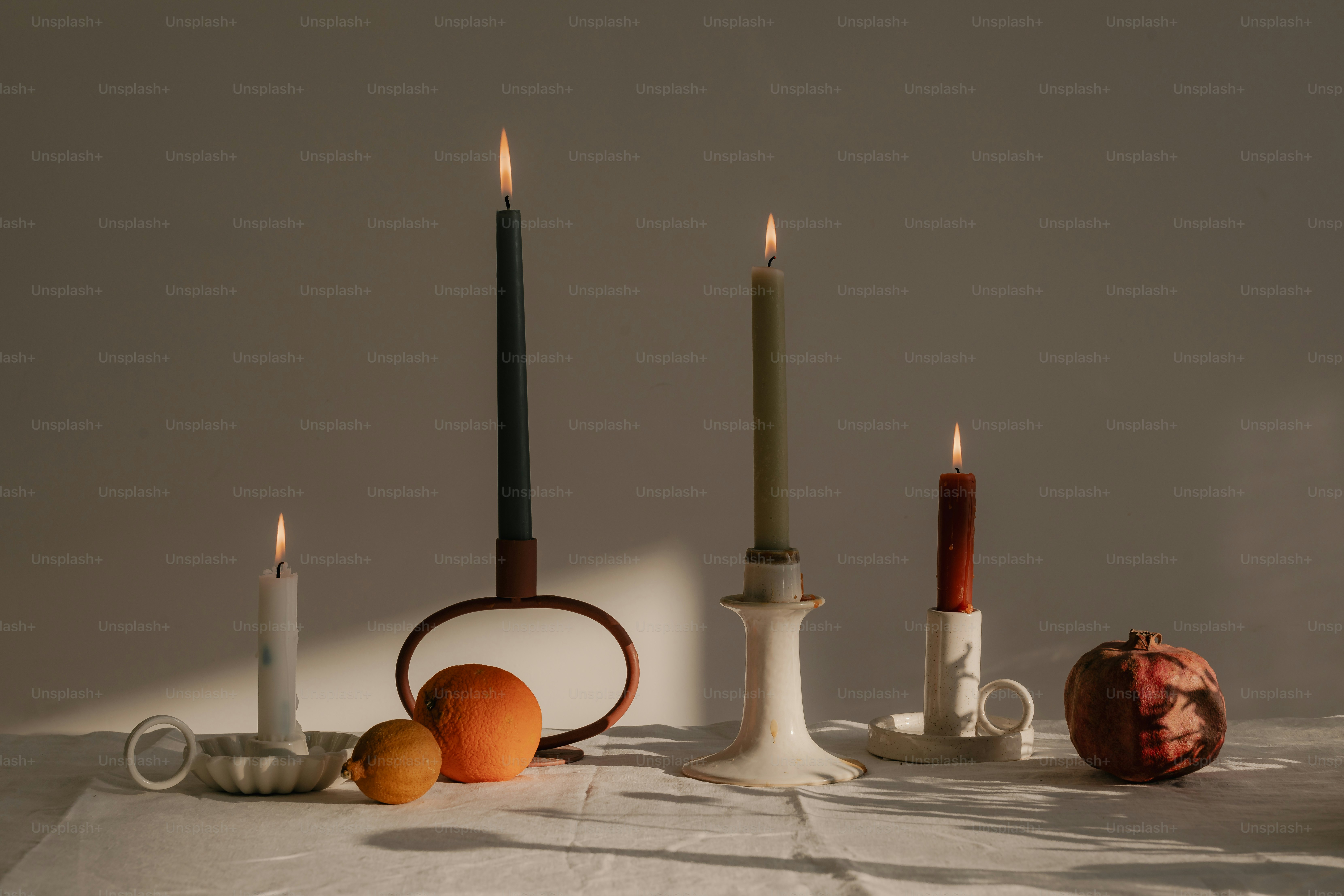 Un tavolo sormontato da candele e altri oggetti