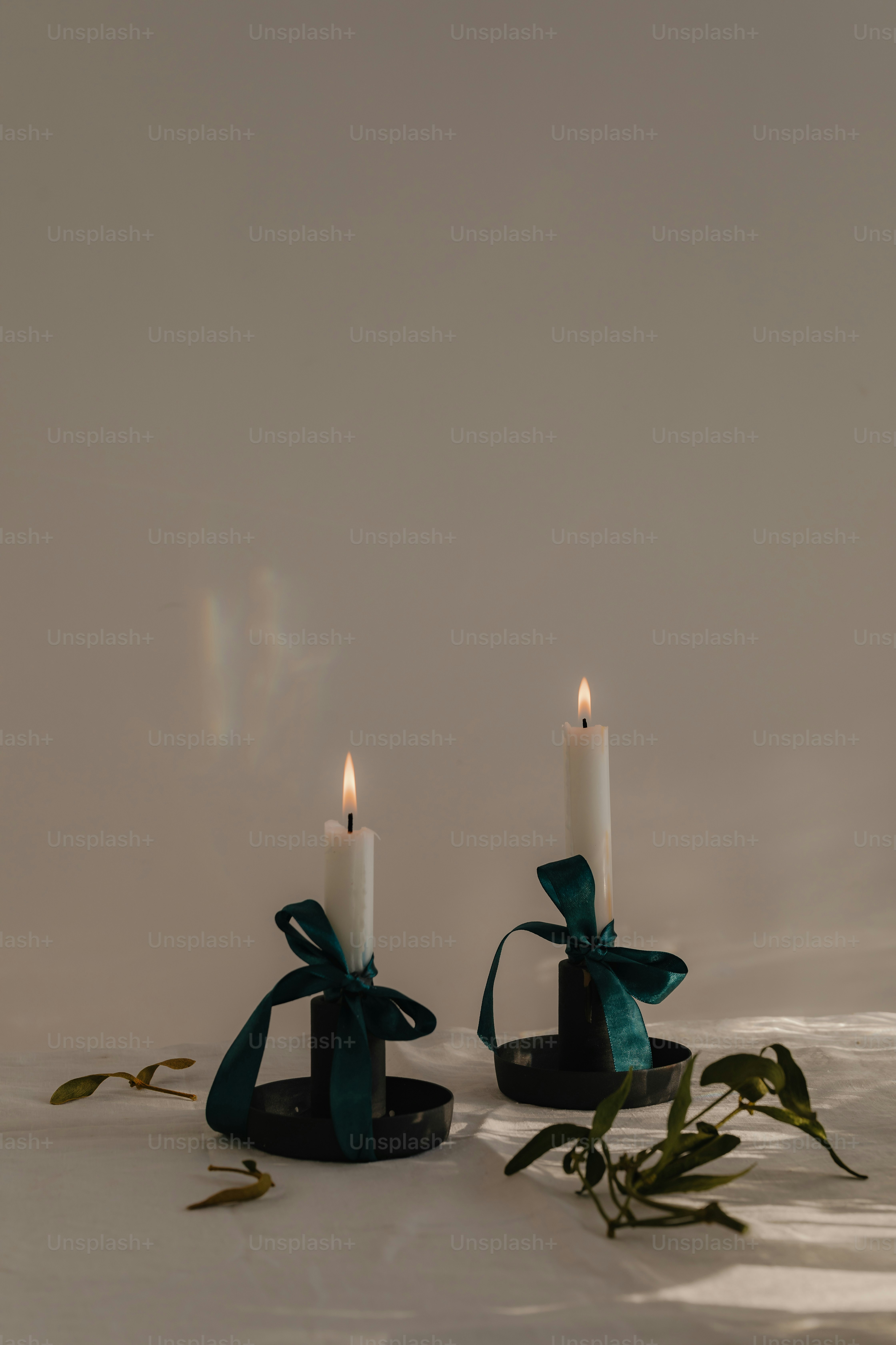 Un paio di candele sedute sopra un tavolo