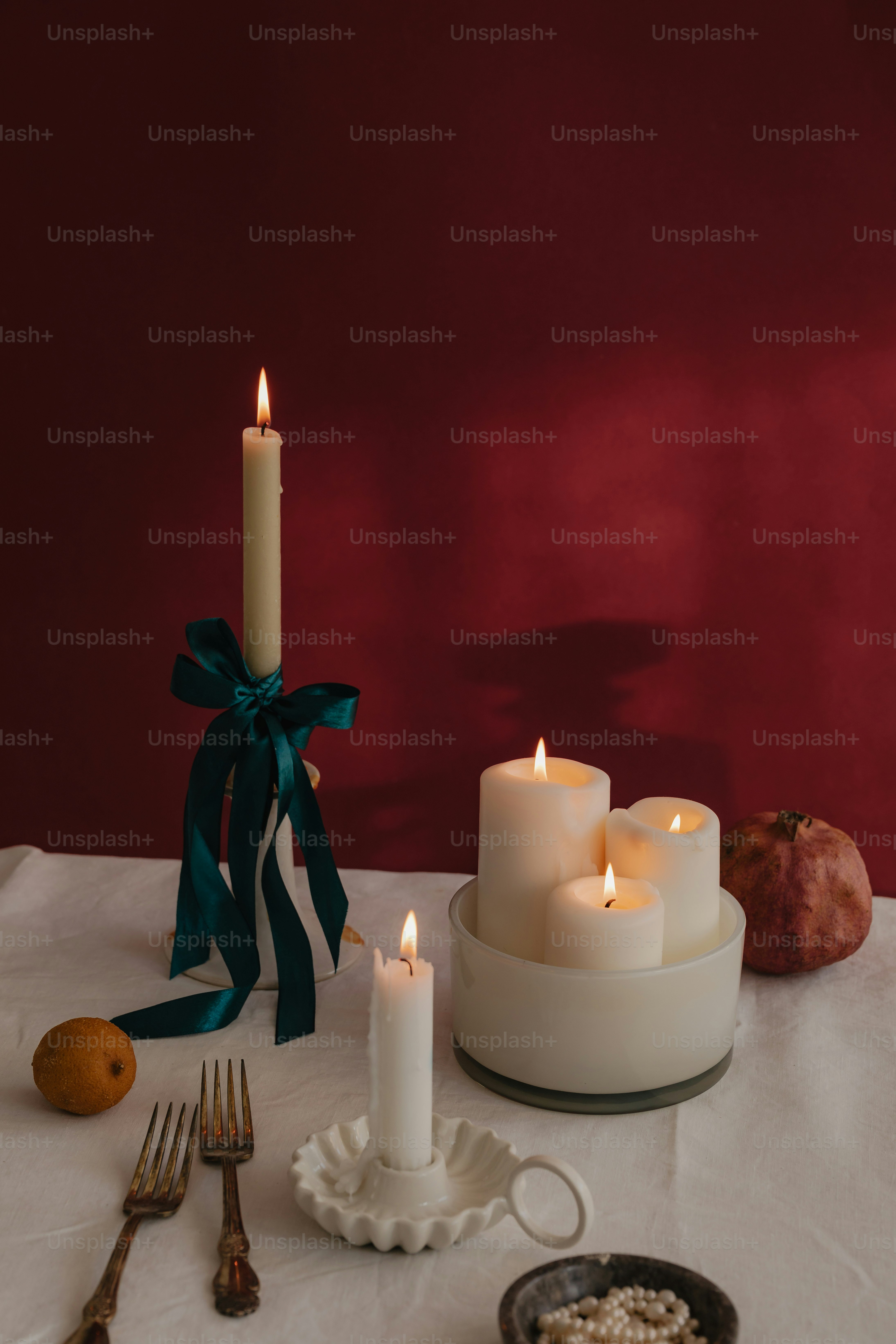 Un tavolo sormontato da candele e un piatto di cibo