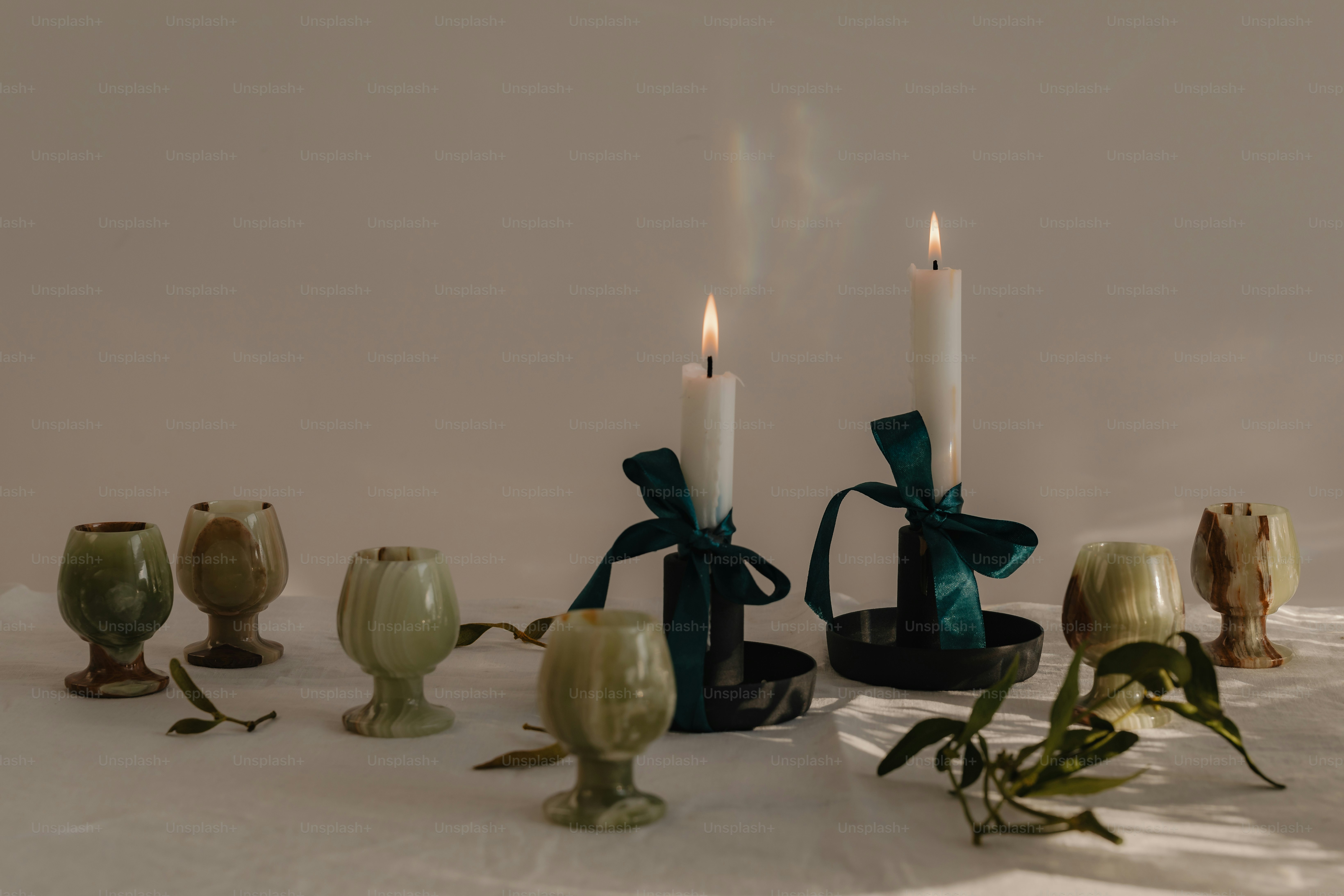 Un gruppo di candele sedute sopra un tavolo
