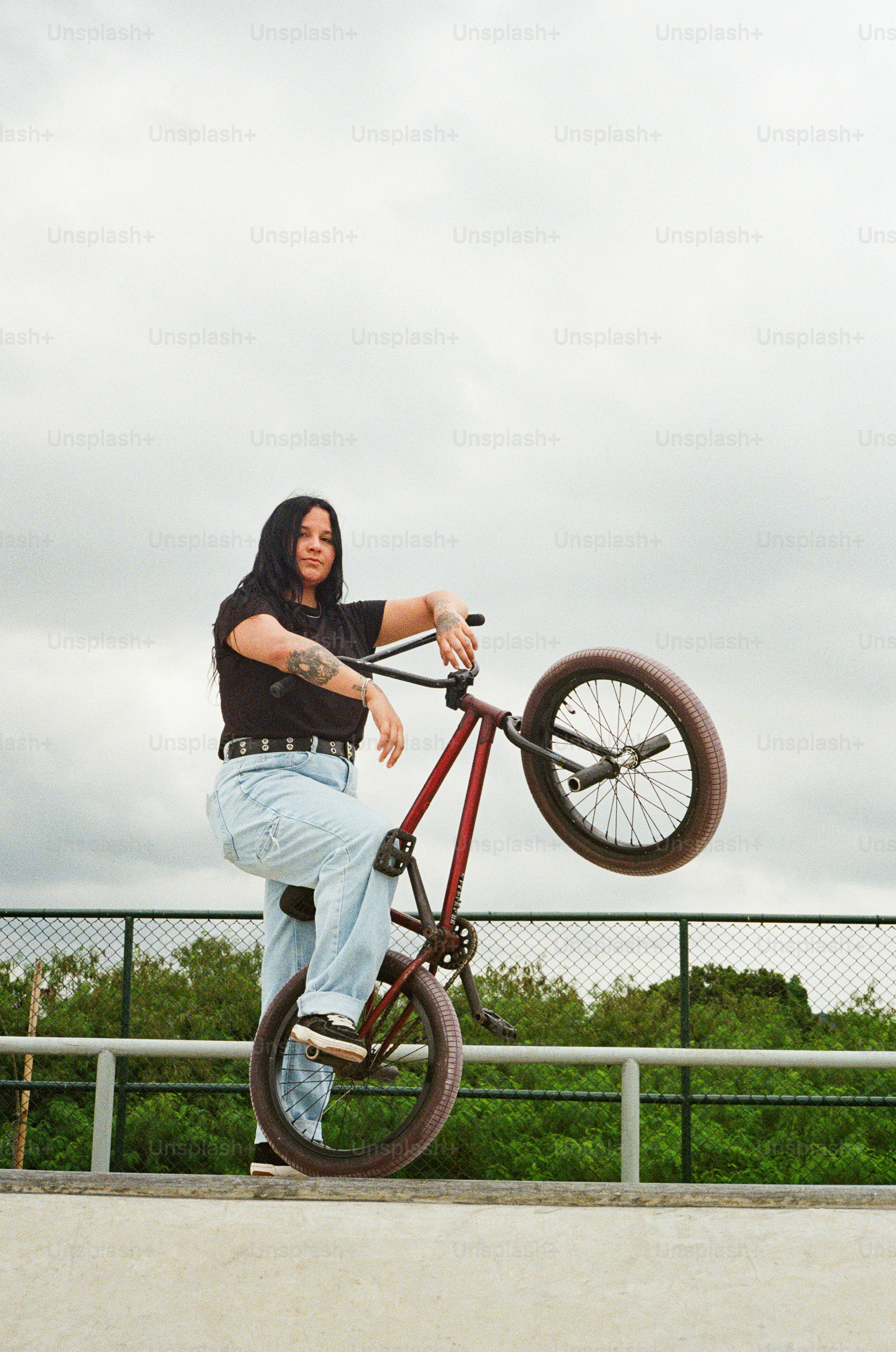 Un hombre haciendo un truco en una bicicleta en una rampa