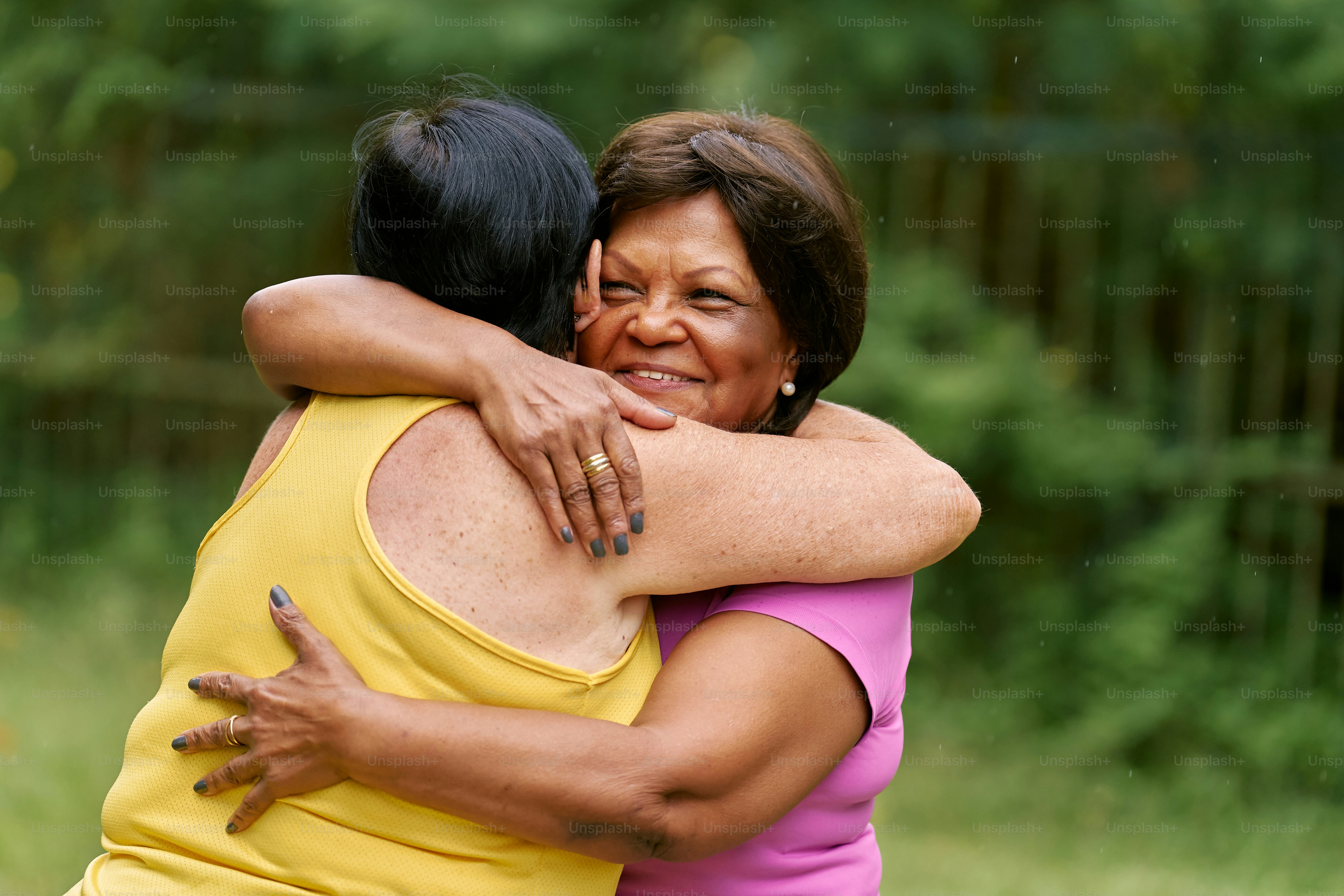 野原で別の女性を抱きしめる女性