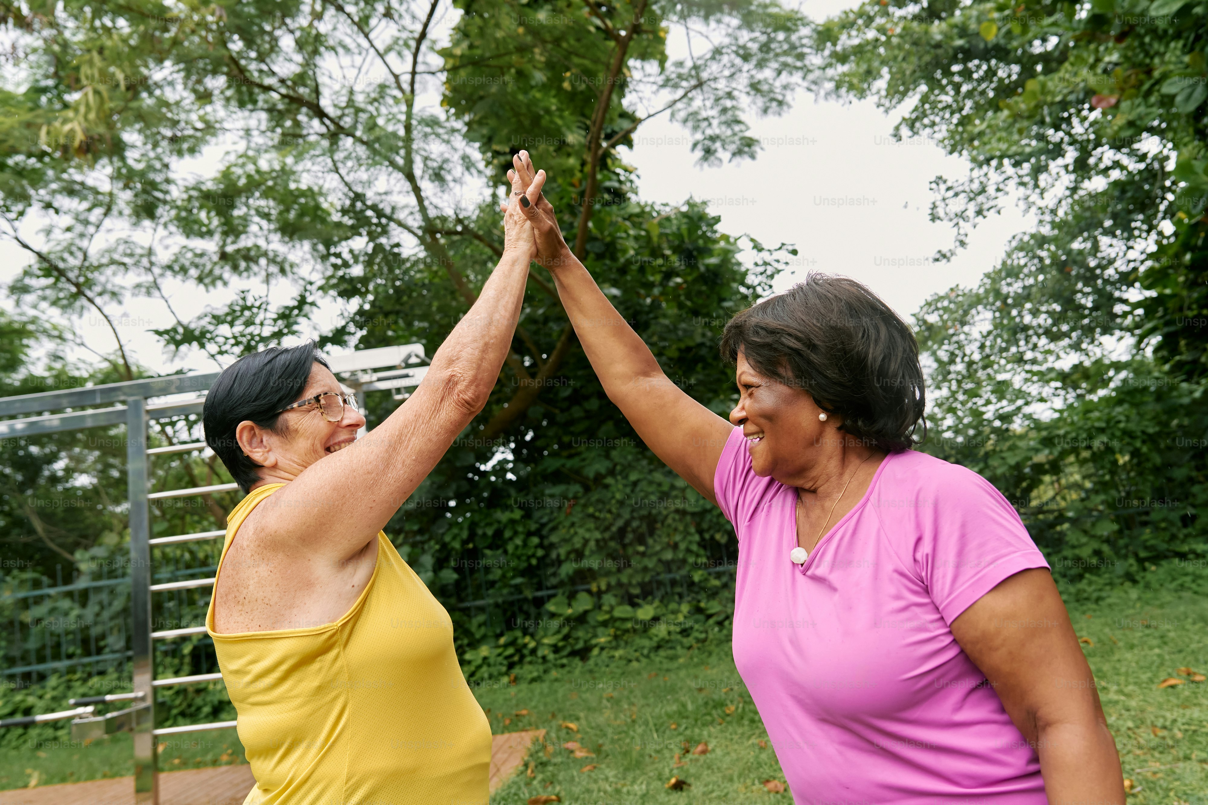 隣り合って立っている数人の女性