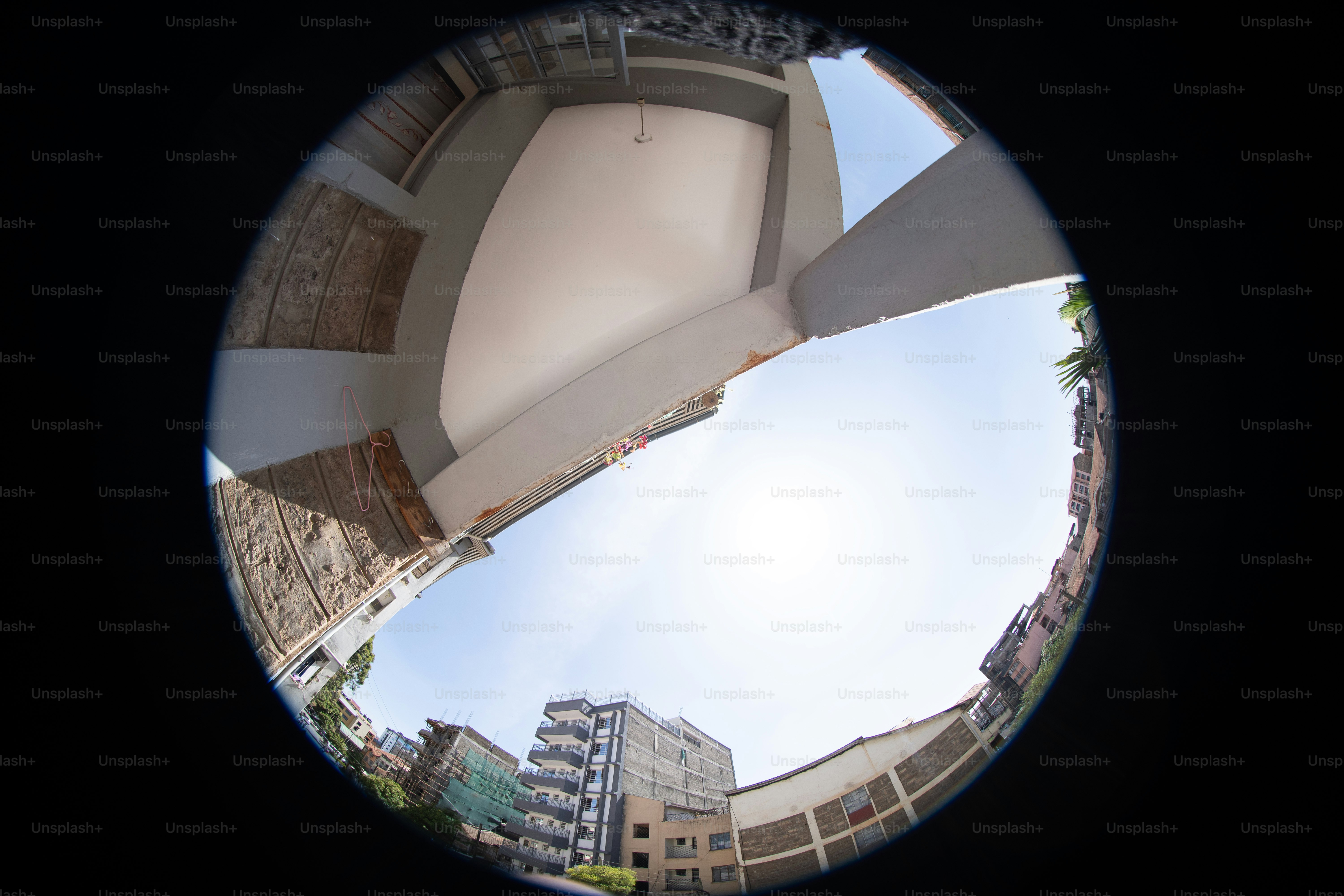 Une vue à vol d’oiseau d’un bâtiment avec un fond de ciel