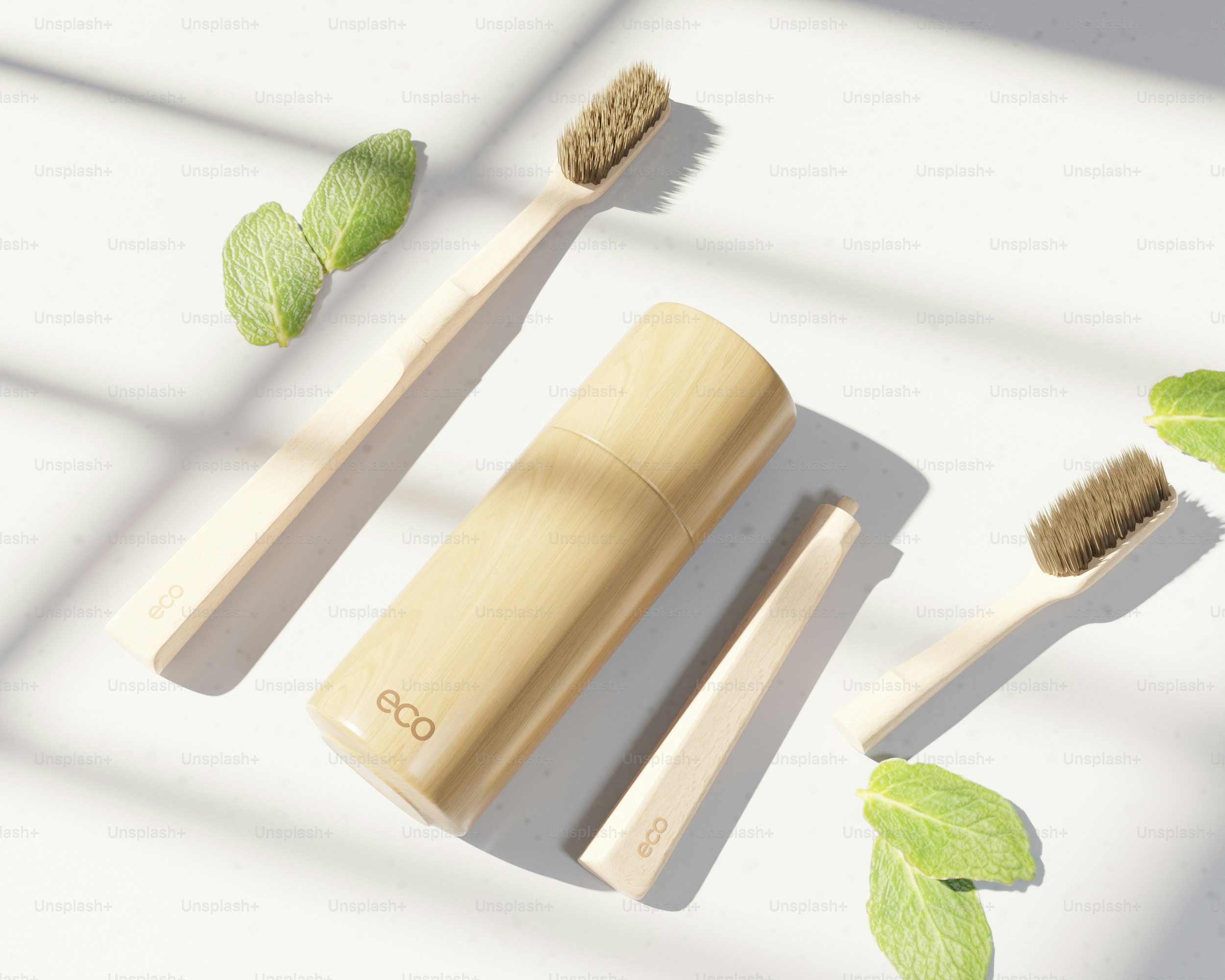 白い表面に歯ブラシと歯磨き粉