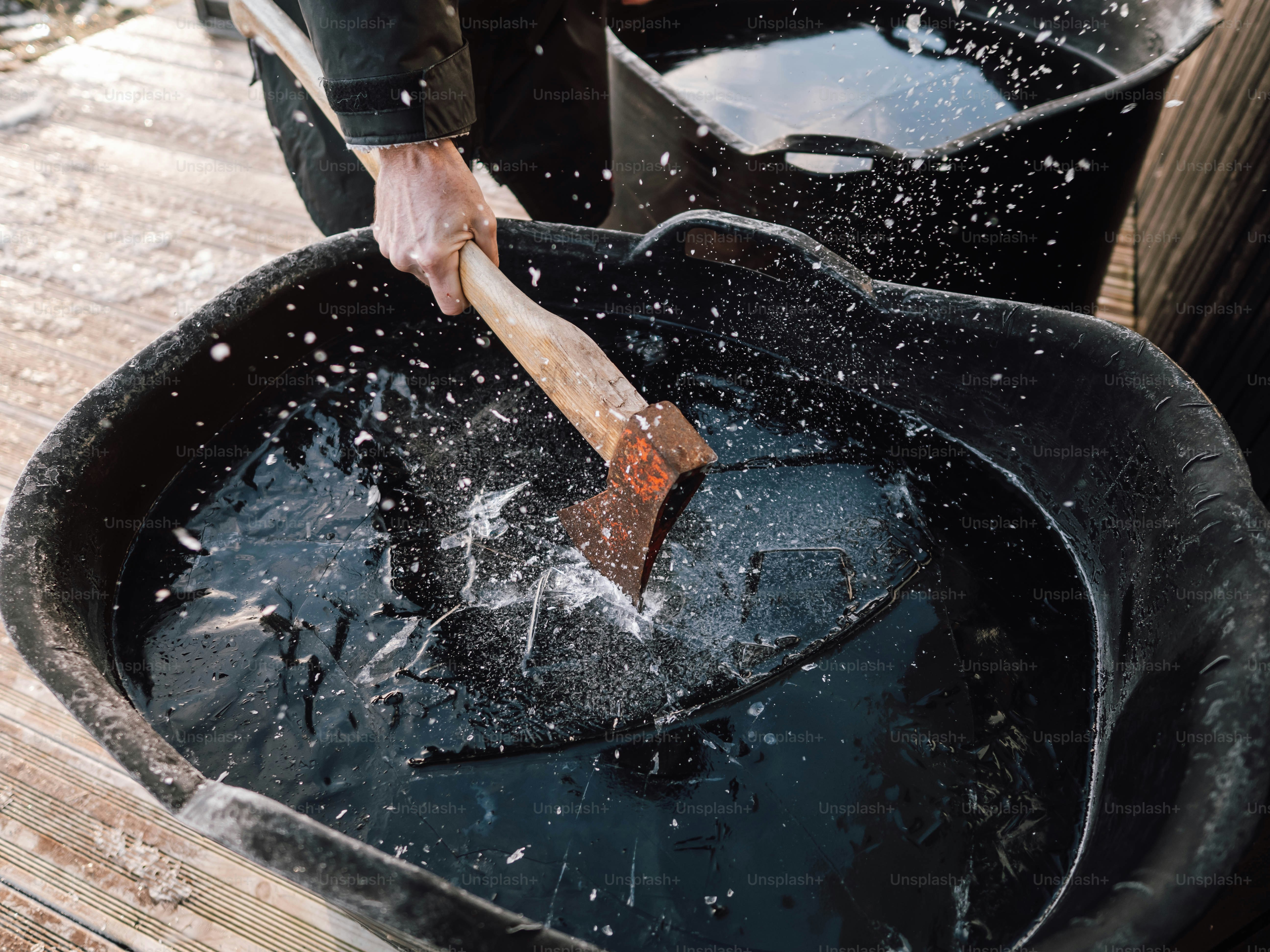 Una persona con una espátula en una olla negra