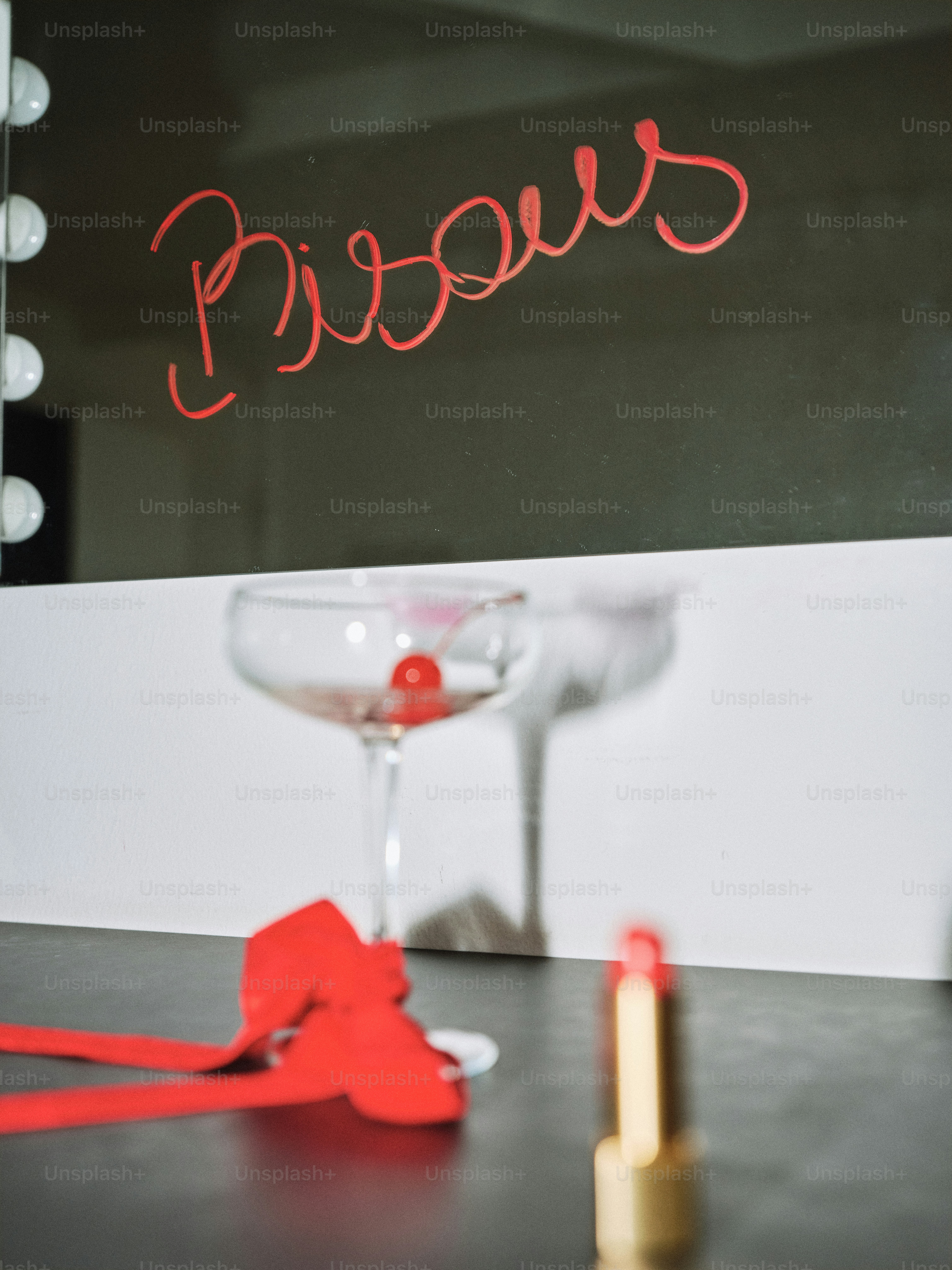 Um close-up de um copo de vinho em uma mesa