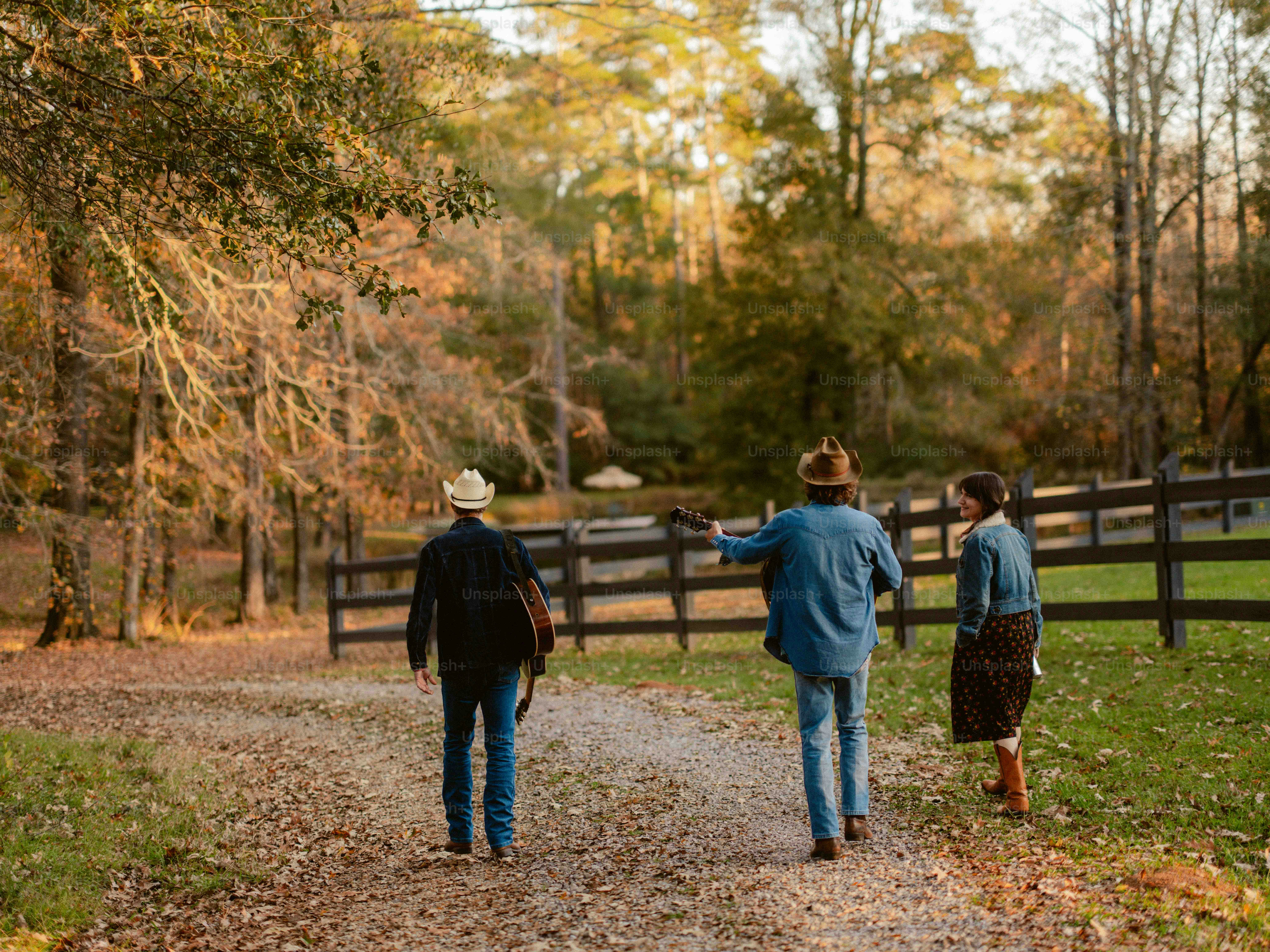 A group of people walking down a dirt road photo – Music Image on Unsplash
