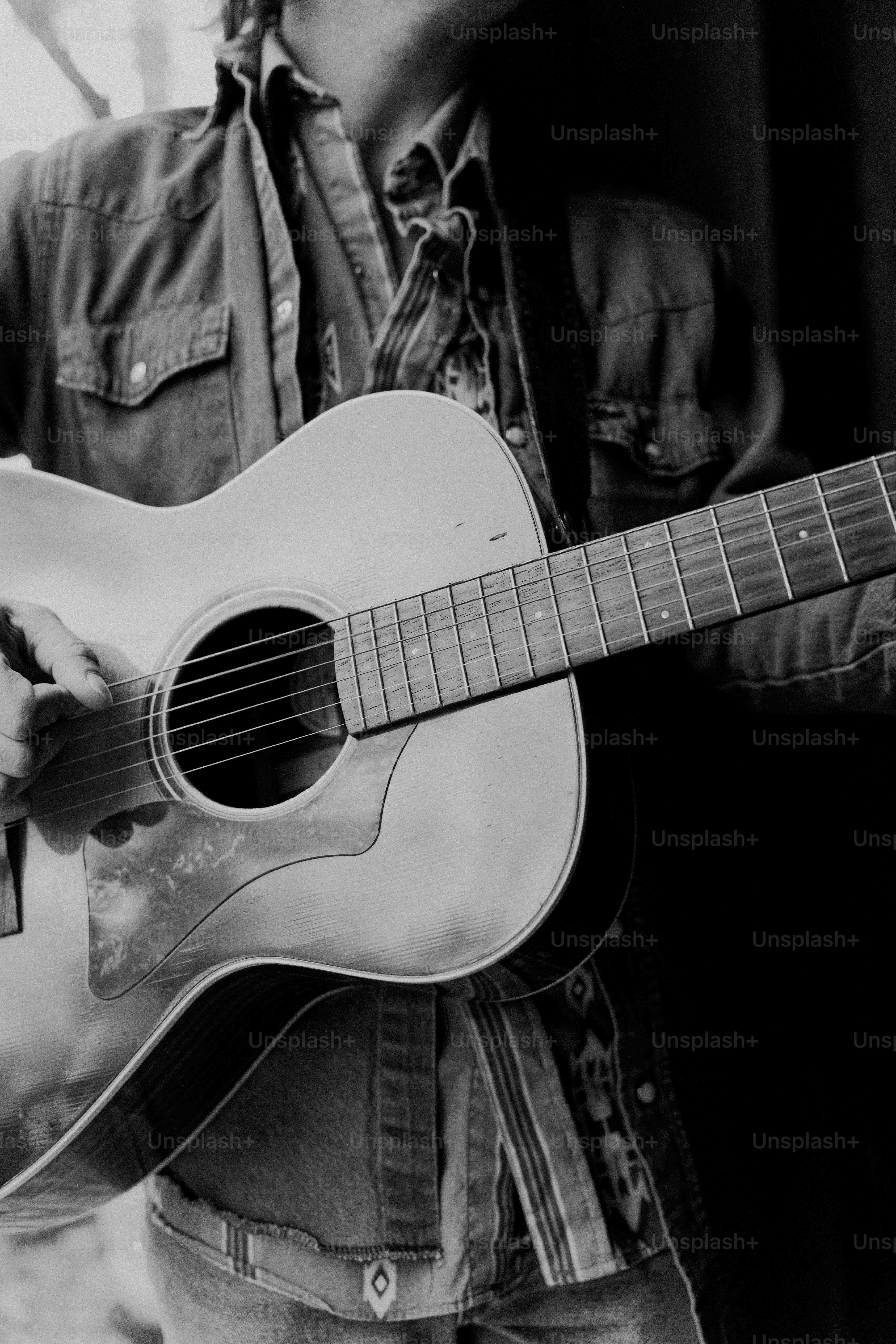 오른손에 기타를 들고 있는 남자