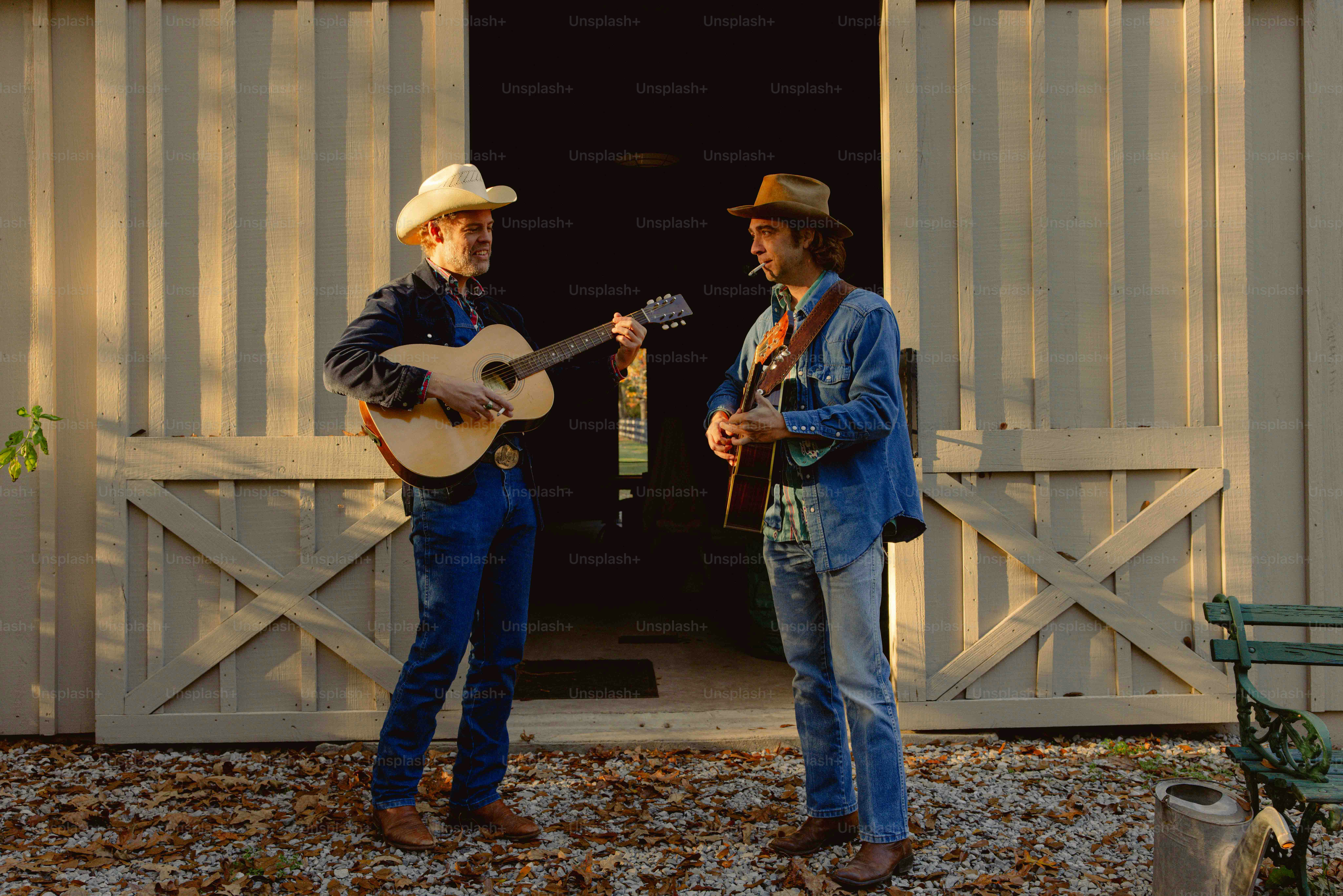 Un par de hombres de pie uno al lado del otro