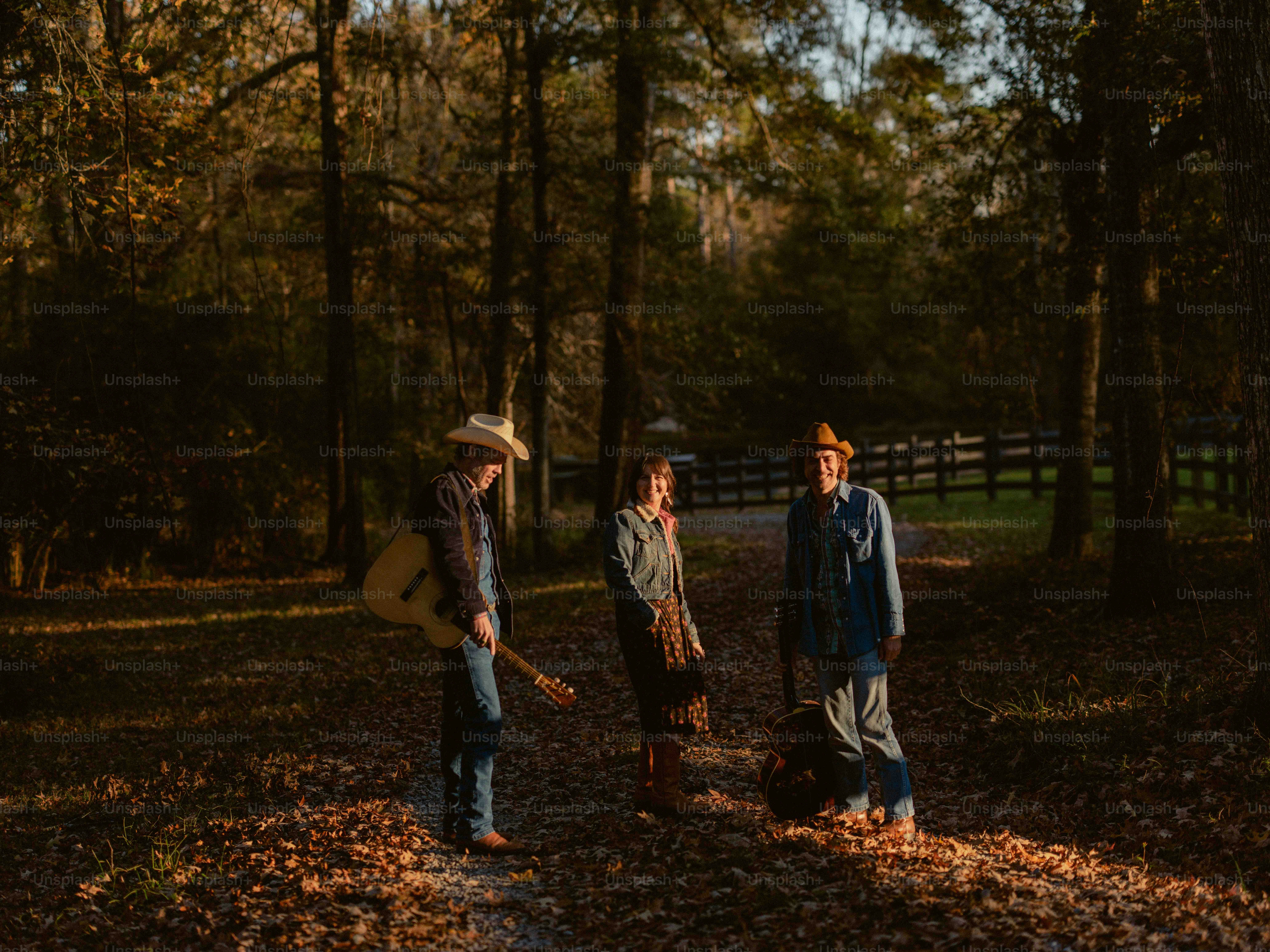 Un grupo de personas de pie en un bosque