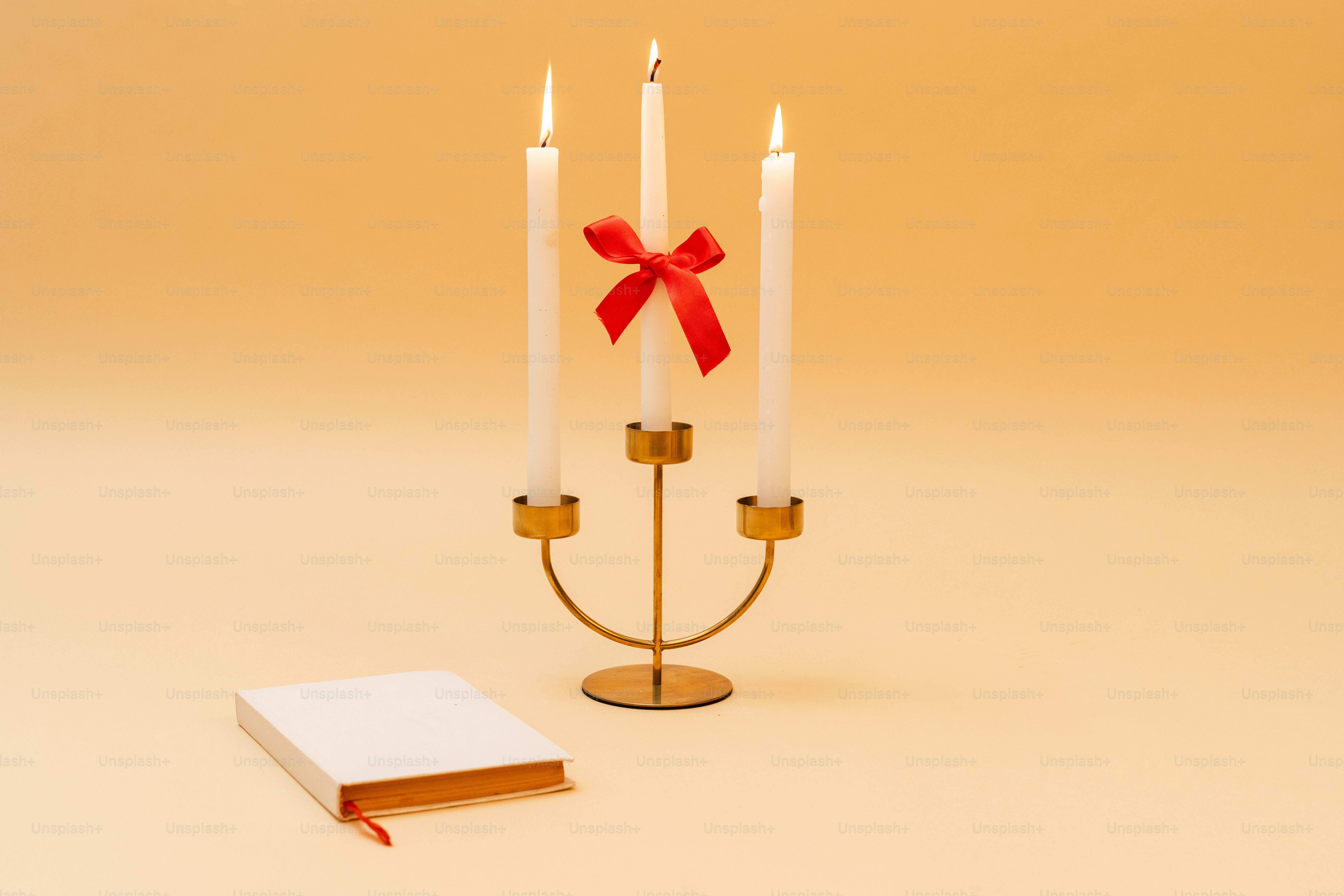 Un bougeoir avec quatre bougies et un livre