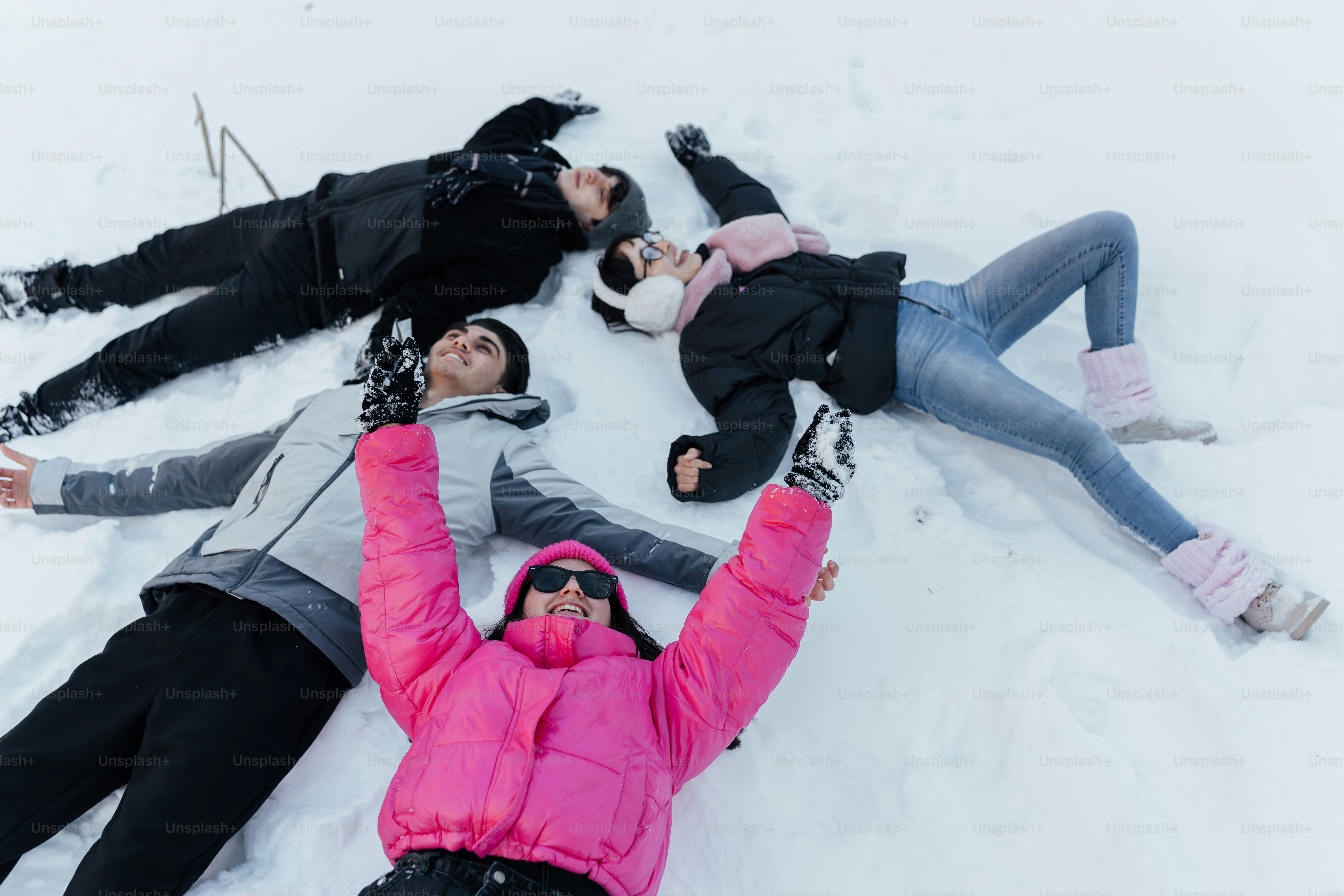 Un grupo de personas tumbadas en la nieve