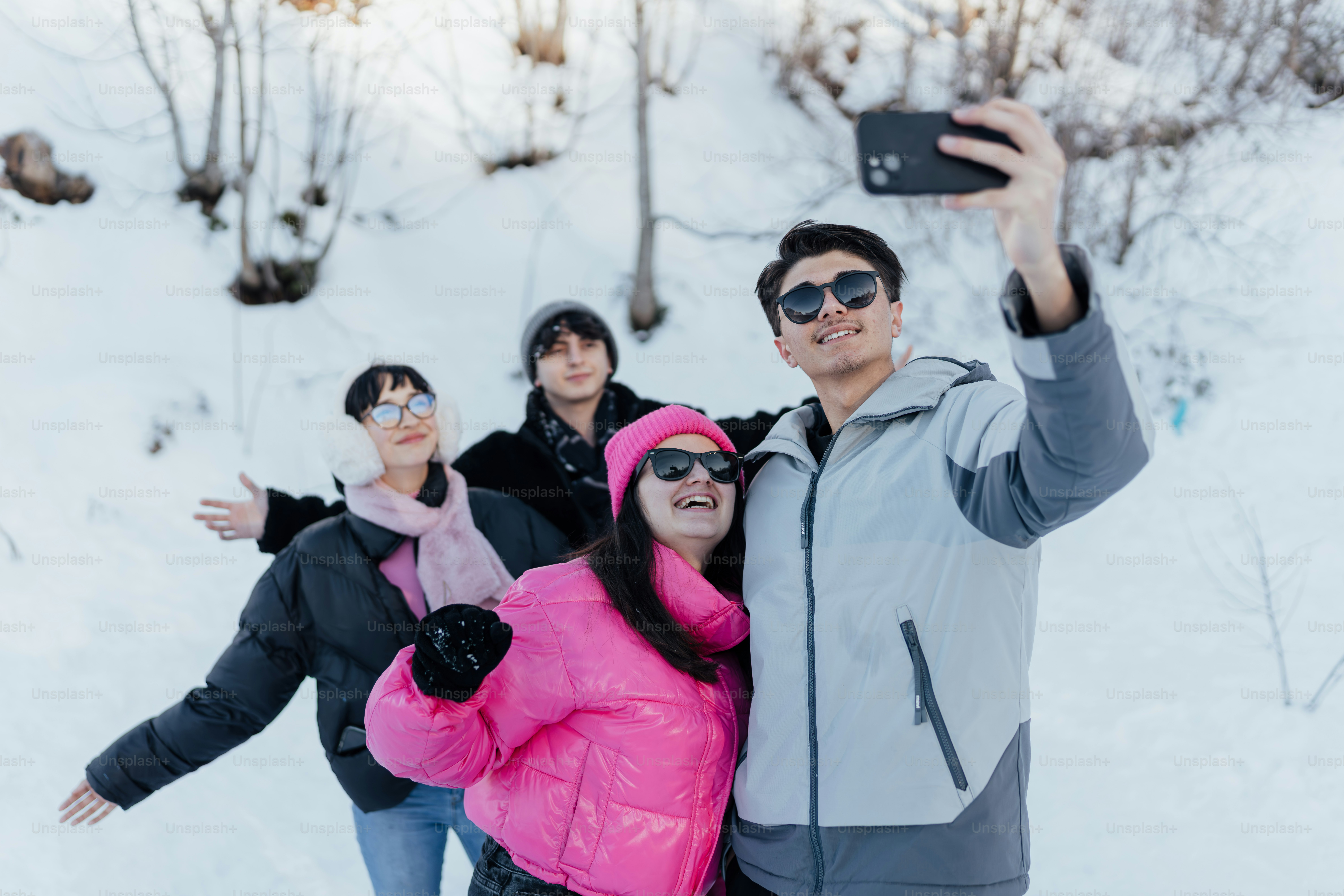 Un grupo de personas tomándose una selfie en la nieve