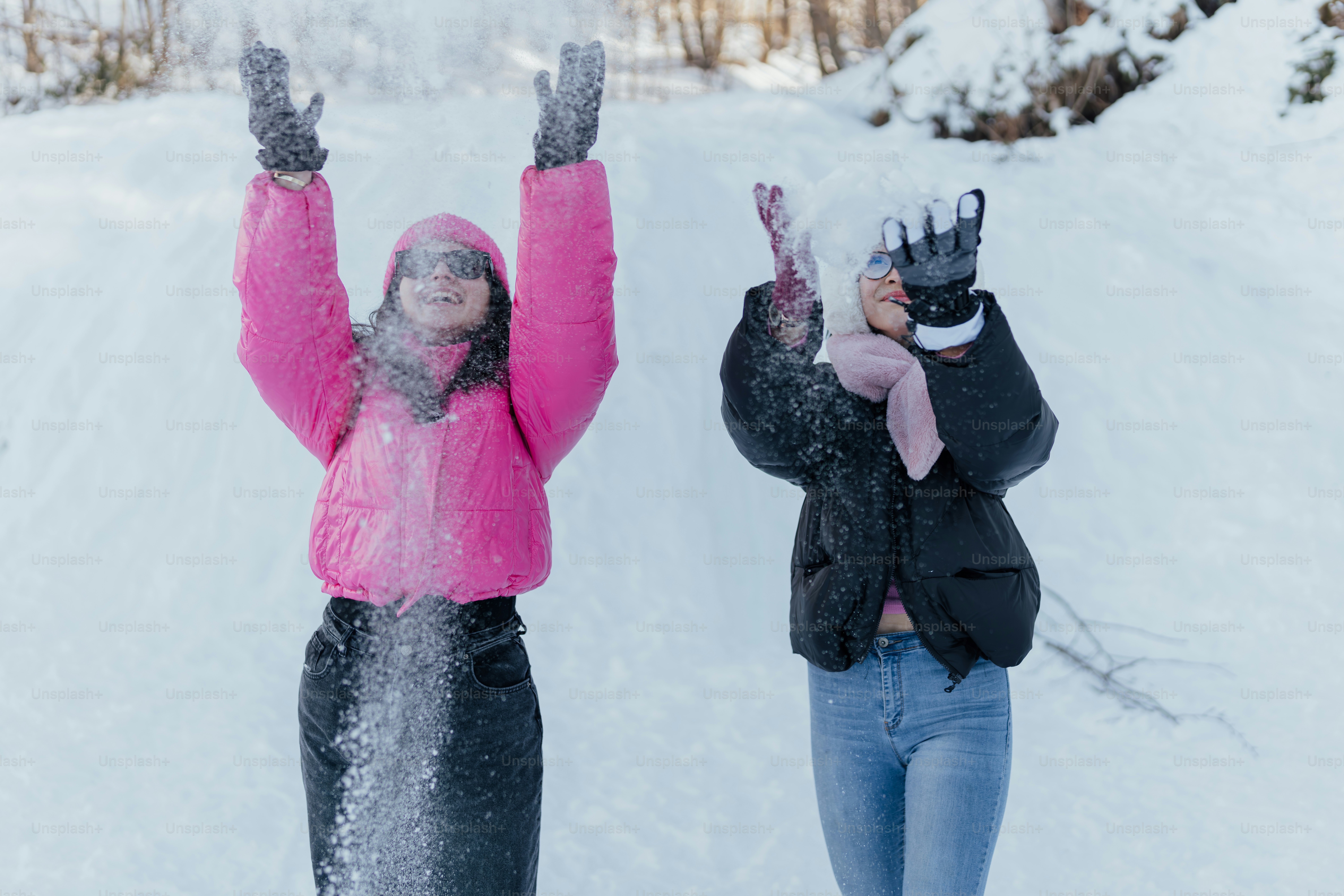 Un par de personas que están de pie en la nieve