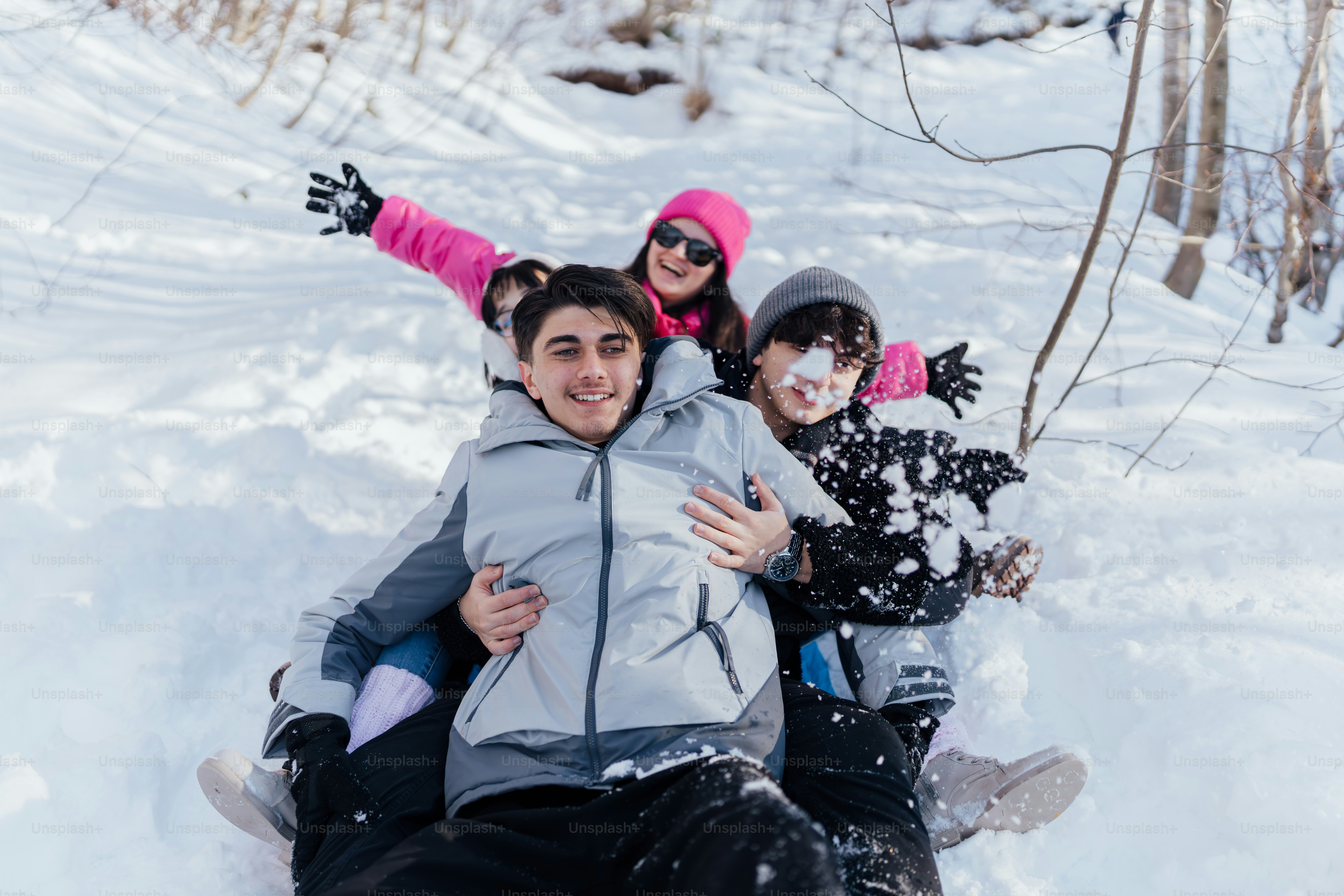 Un grupo de personas montadas en la parte trasera de una tabla de snowboard