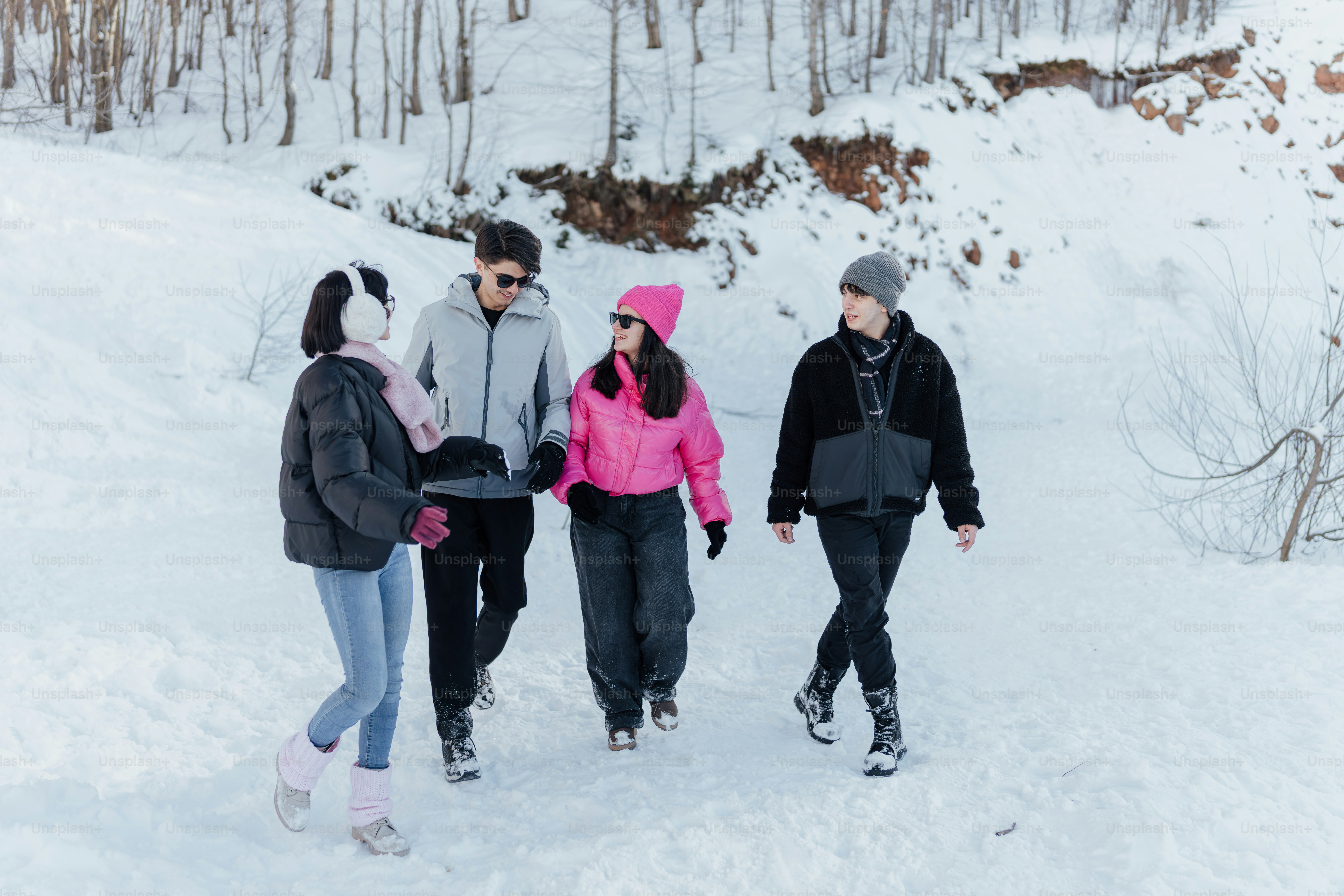 Un grupo de personas caminando por la nieve