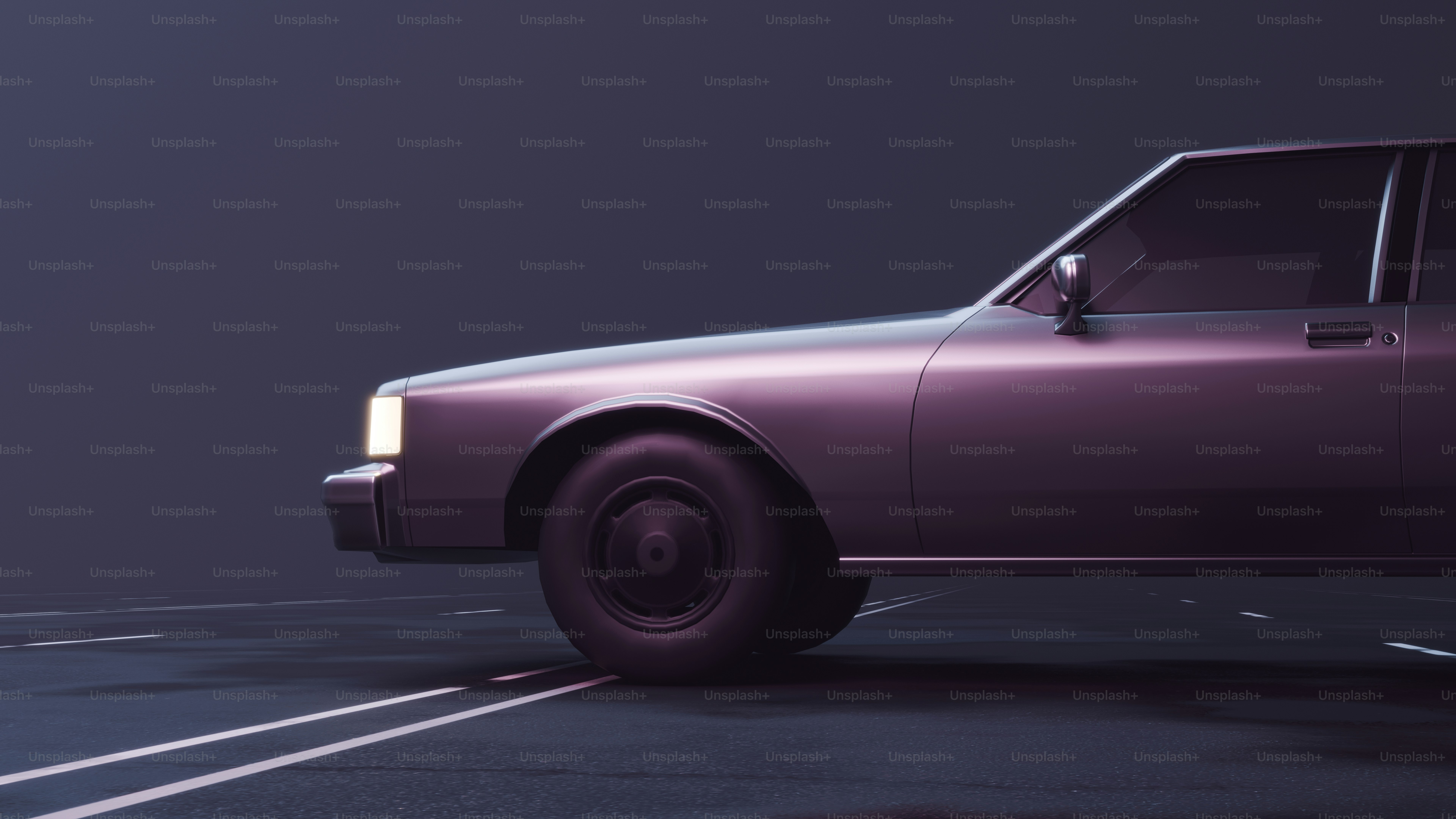 Une voiture violette est garée sur un parking
