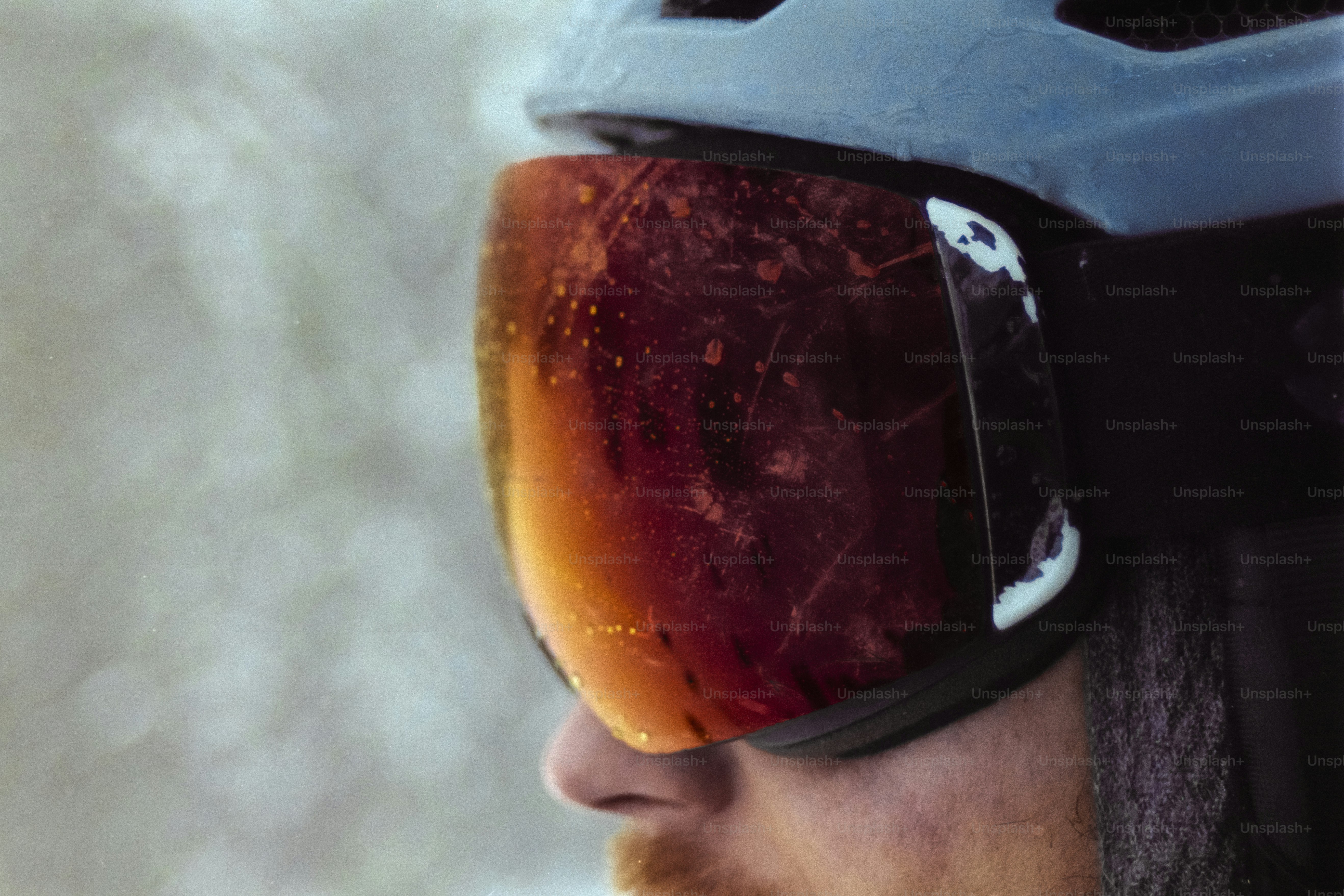 Primo piano di una persona che indossa un casco e occhiali