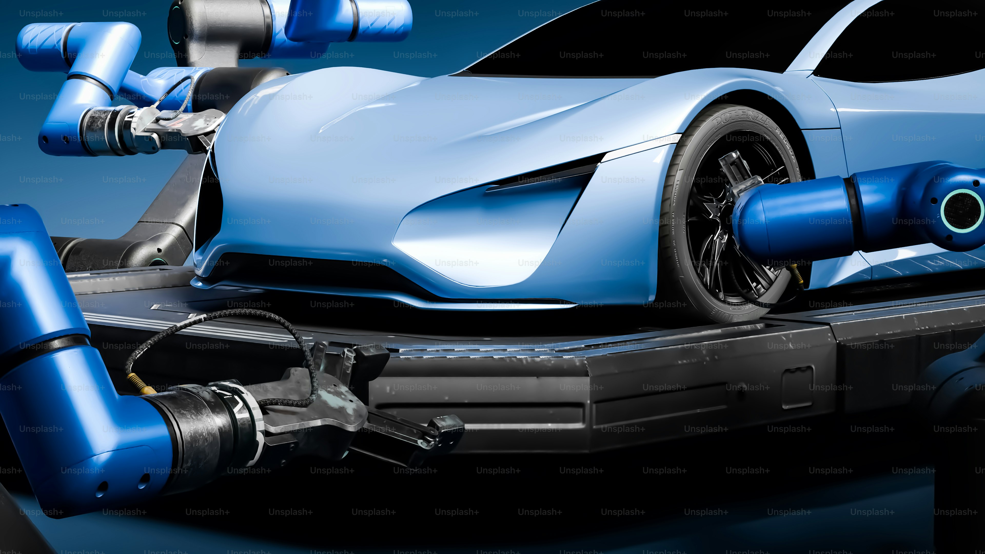 Ein blaues Auto wird auf einem Tieflader gezeigt