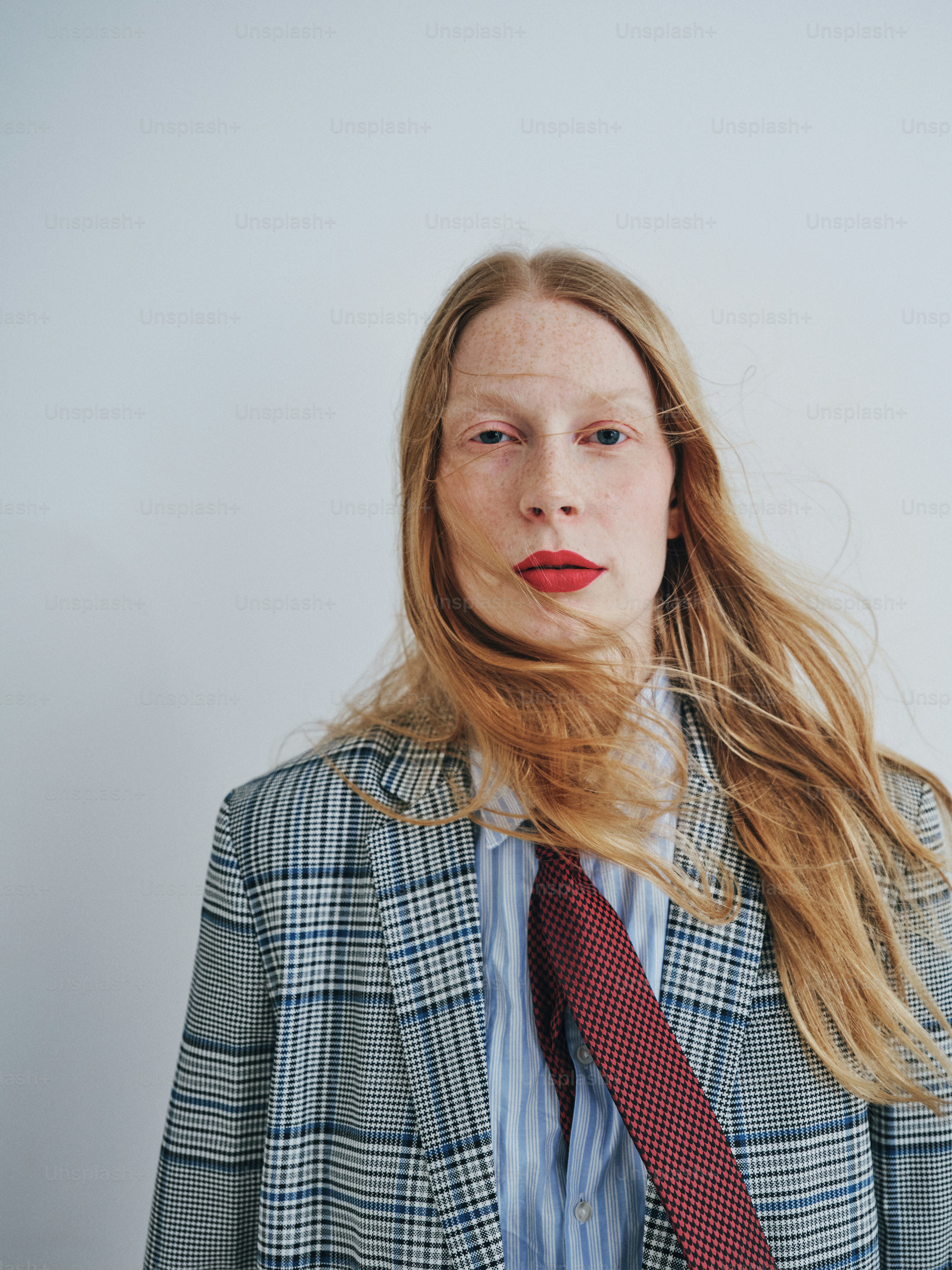 Une femme aux cheveux longs portant un costume et une cravate