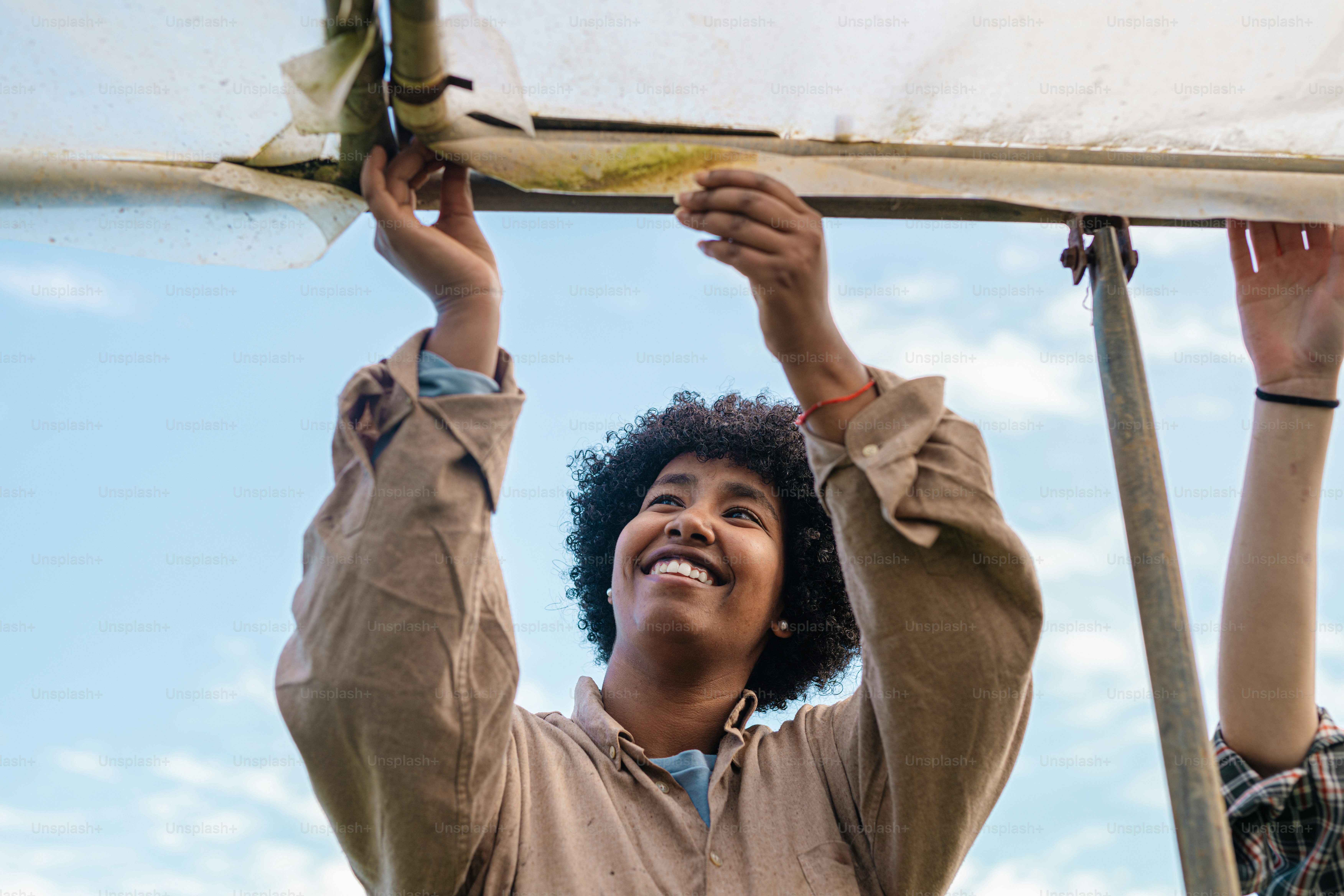 Una donna che tiene una vela in cima a una barca