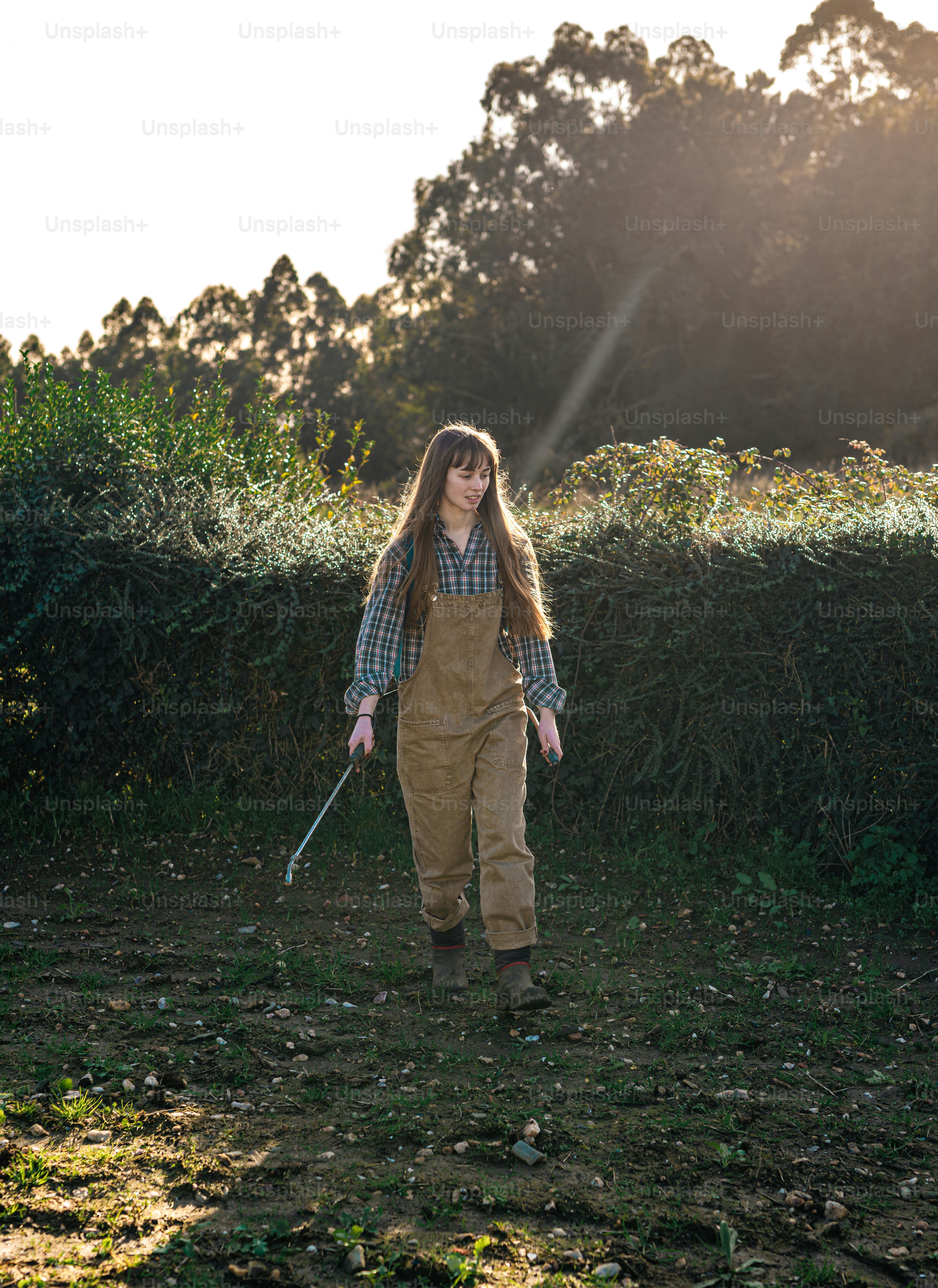 Una donna in tuta che cammina in un campo