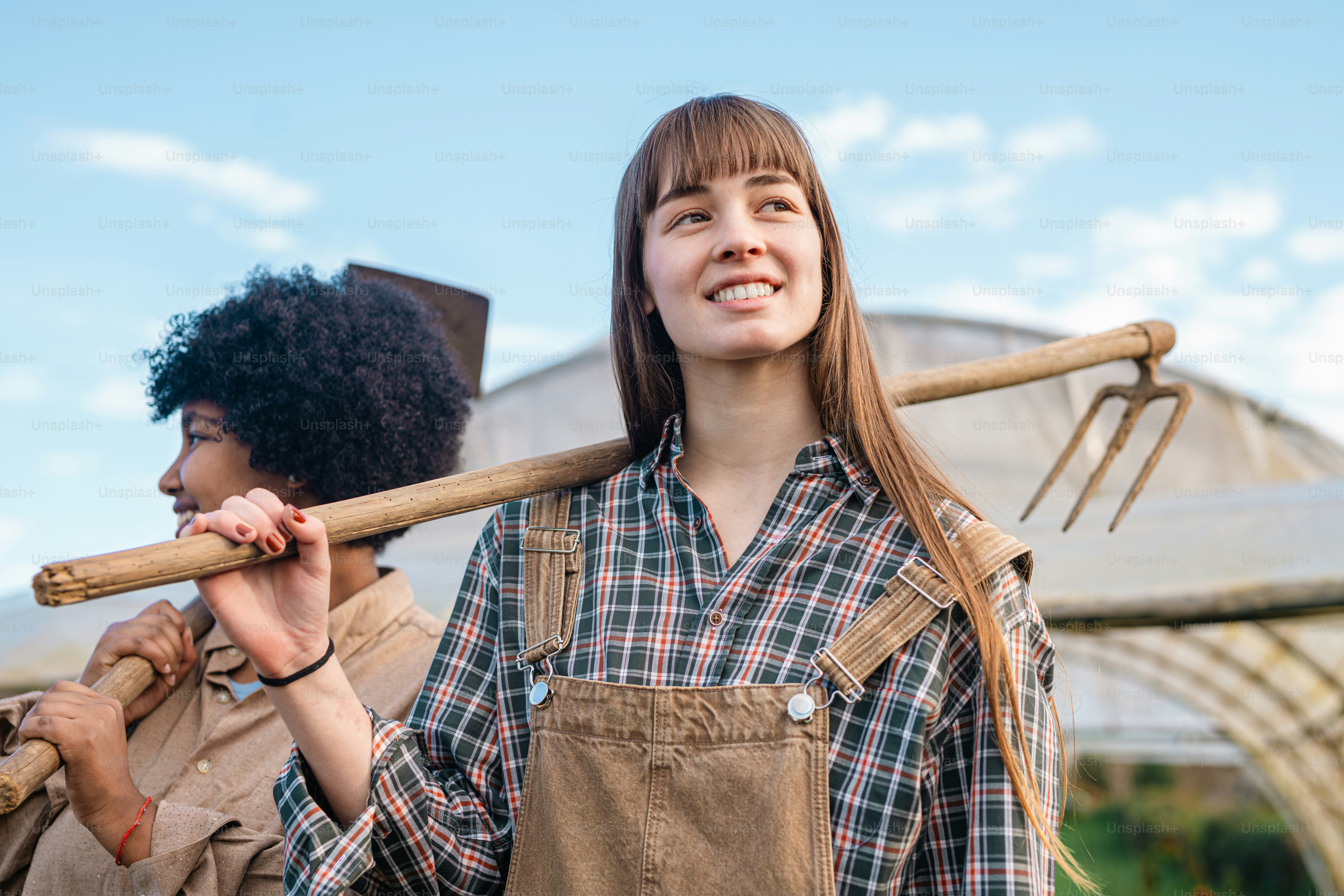 Una donna che tiene un bastone di legno accanto a un'altra donna