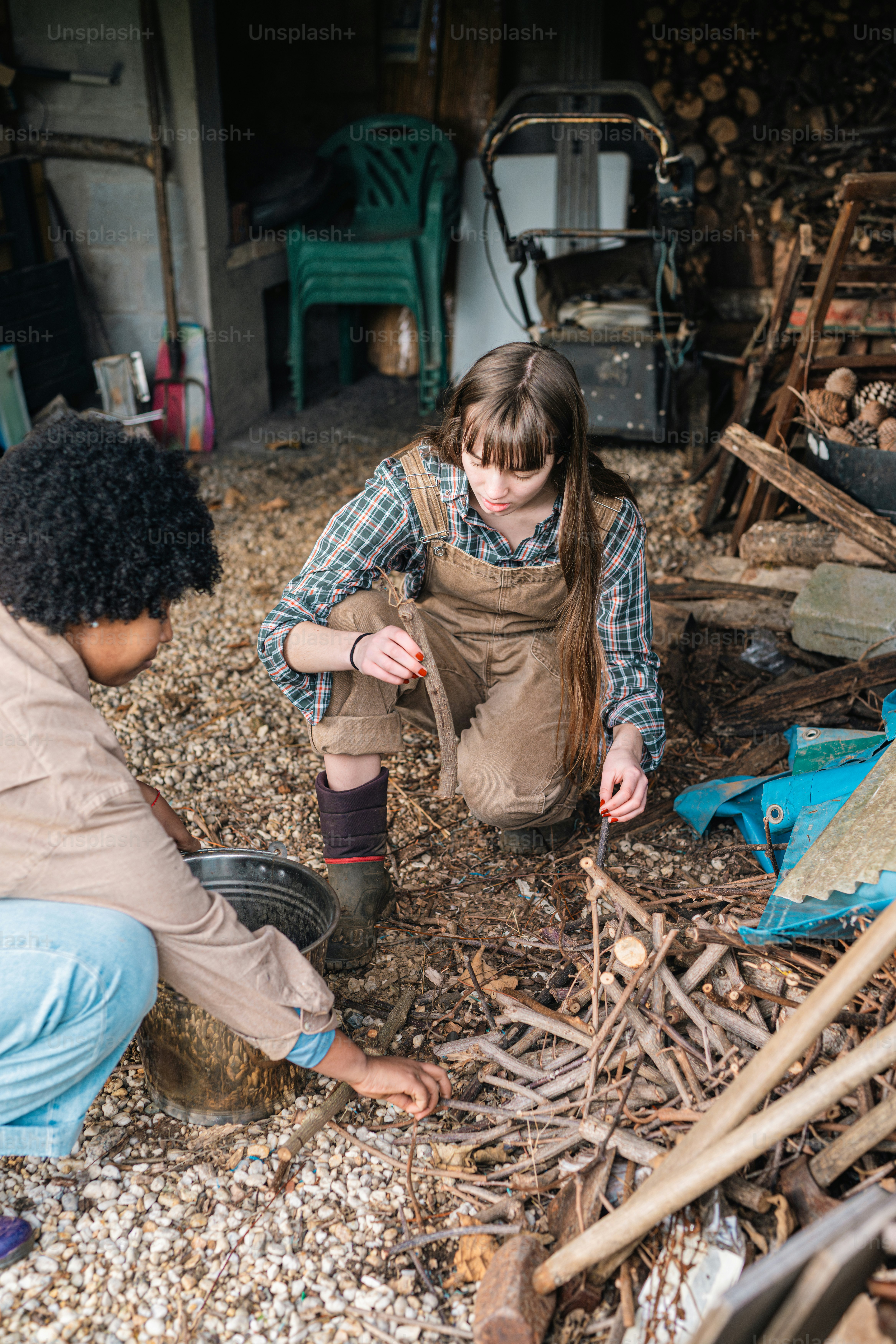 Una coppia di donne sedute in cima a una catasta di legna