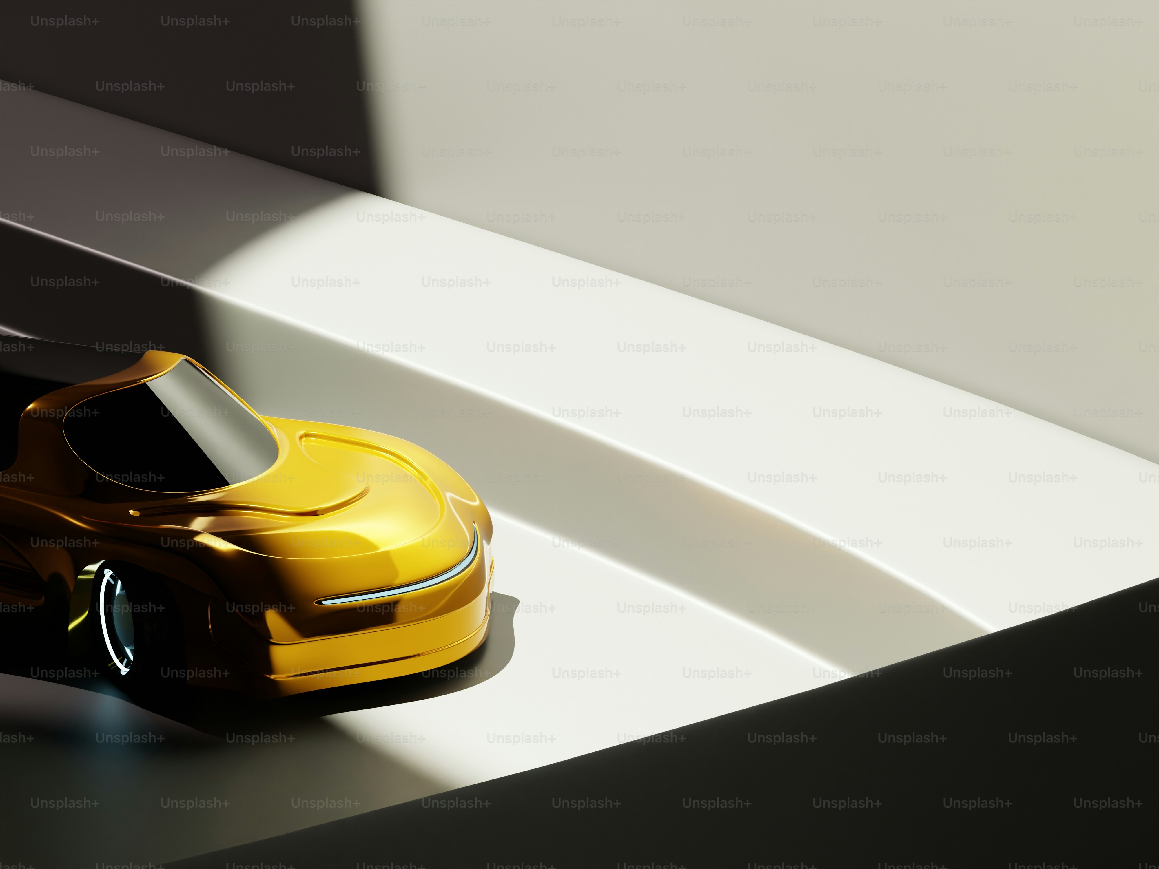 Una macchinina gialla seduta sopra un tavolo