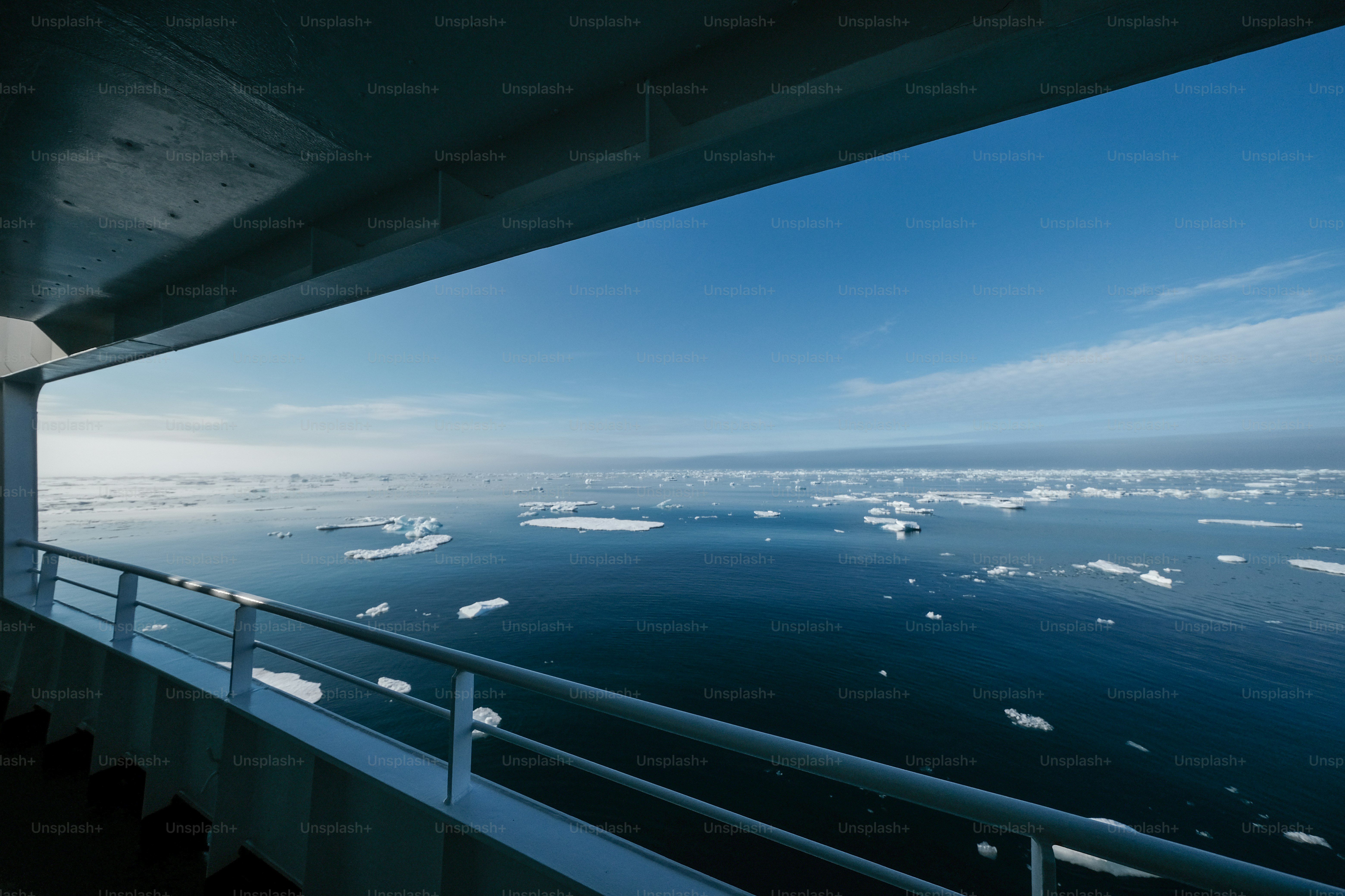 A balcony with a view of the ocean