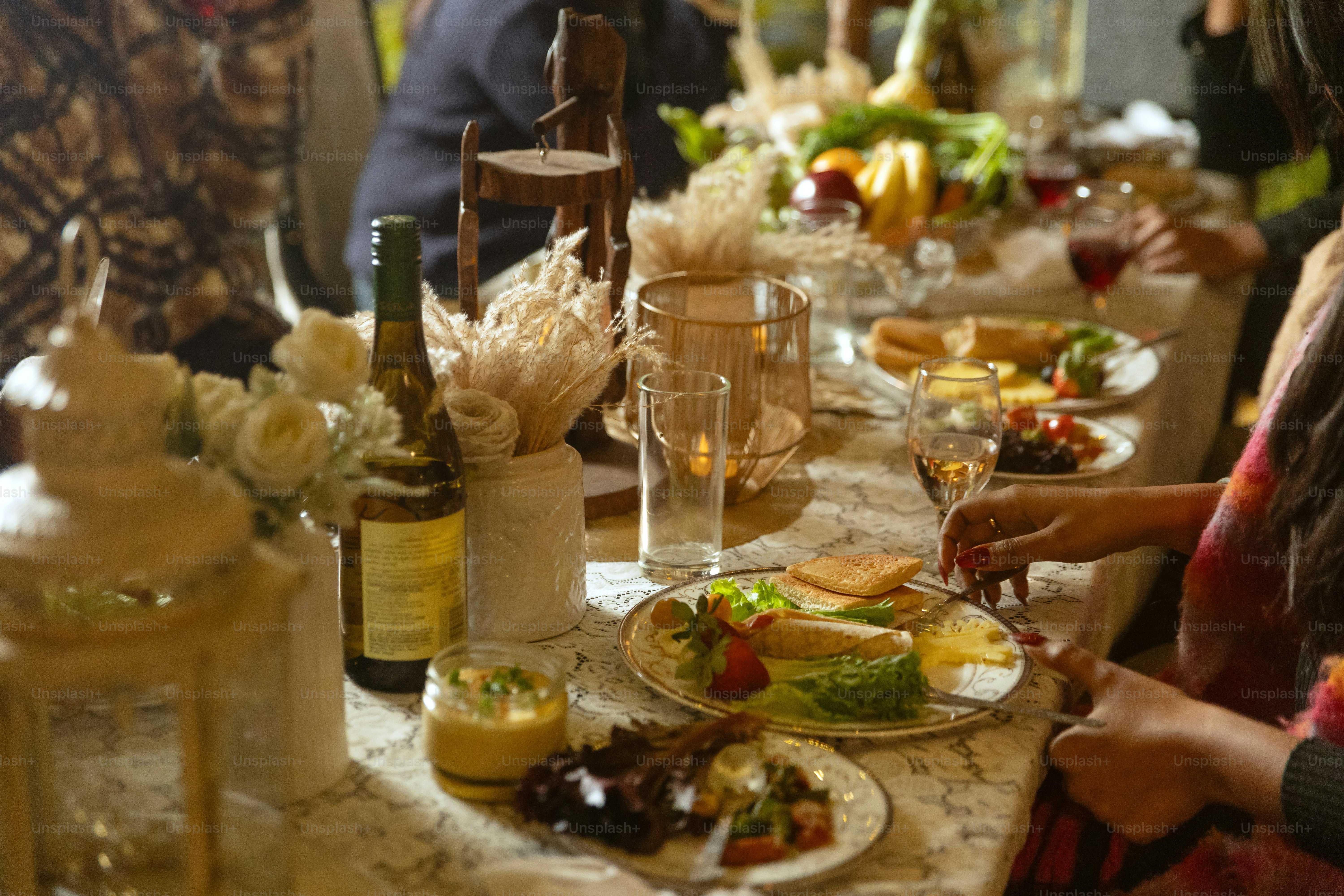 Un gruppo, di, persone, seduti, intorno, a un tavolo, mangiando cibo