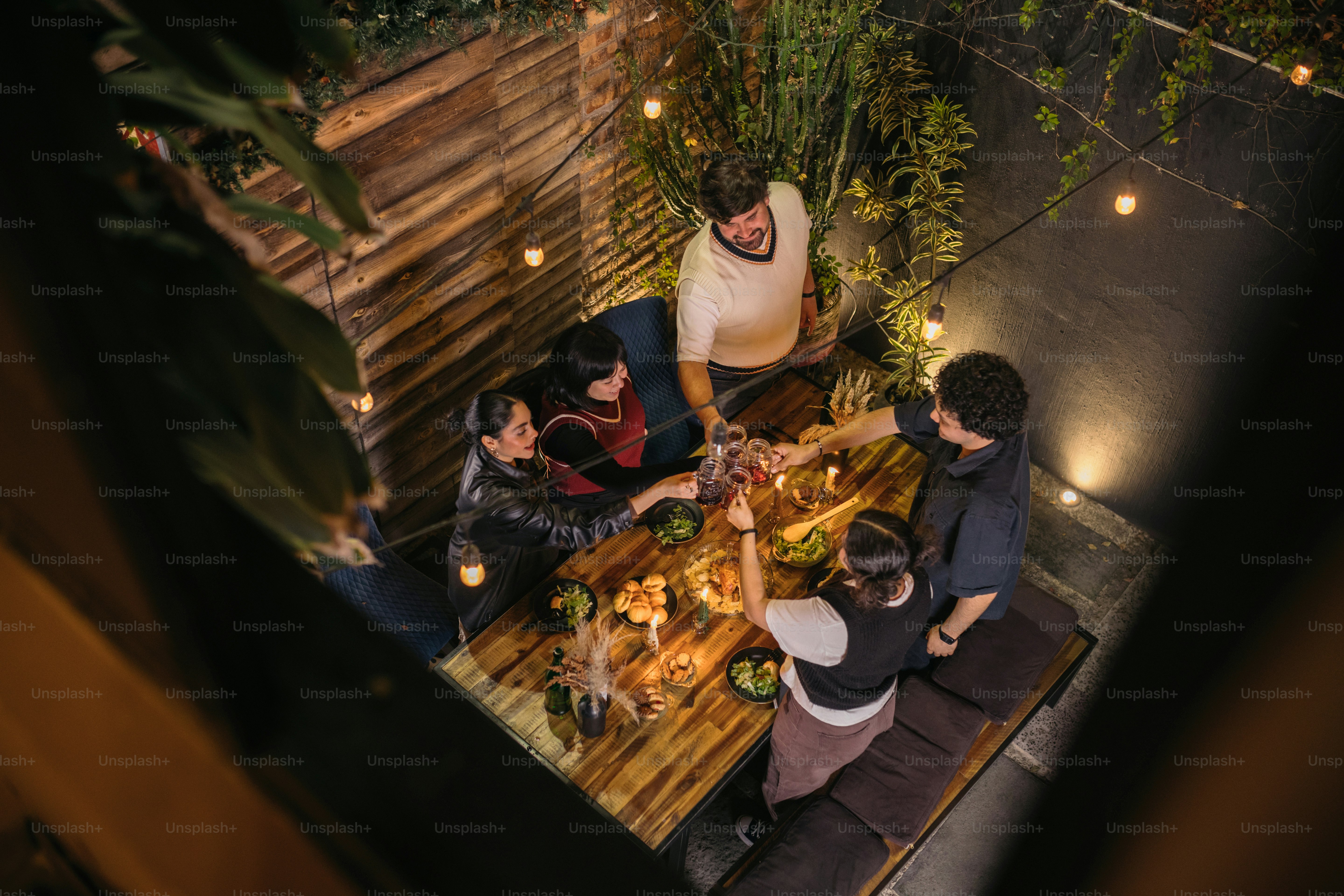 Eine Gruppe von Menschen, die um einen Holztisch sitzen