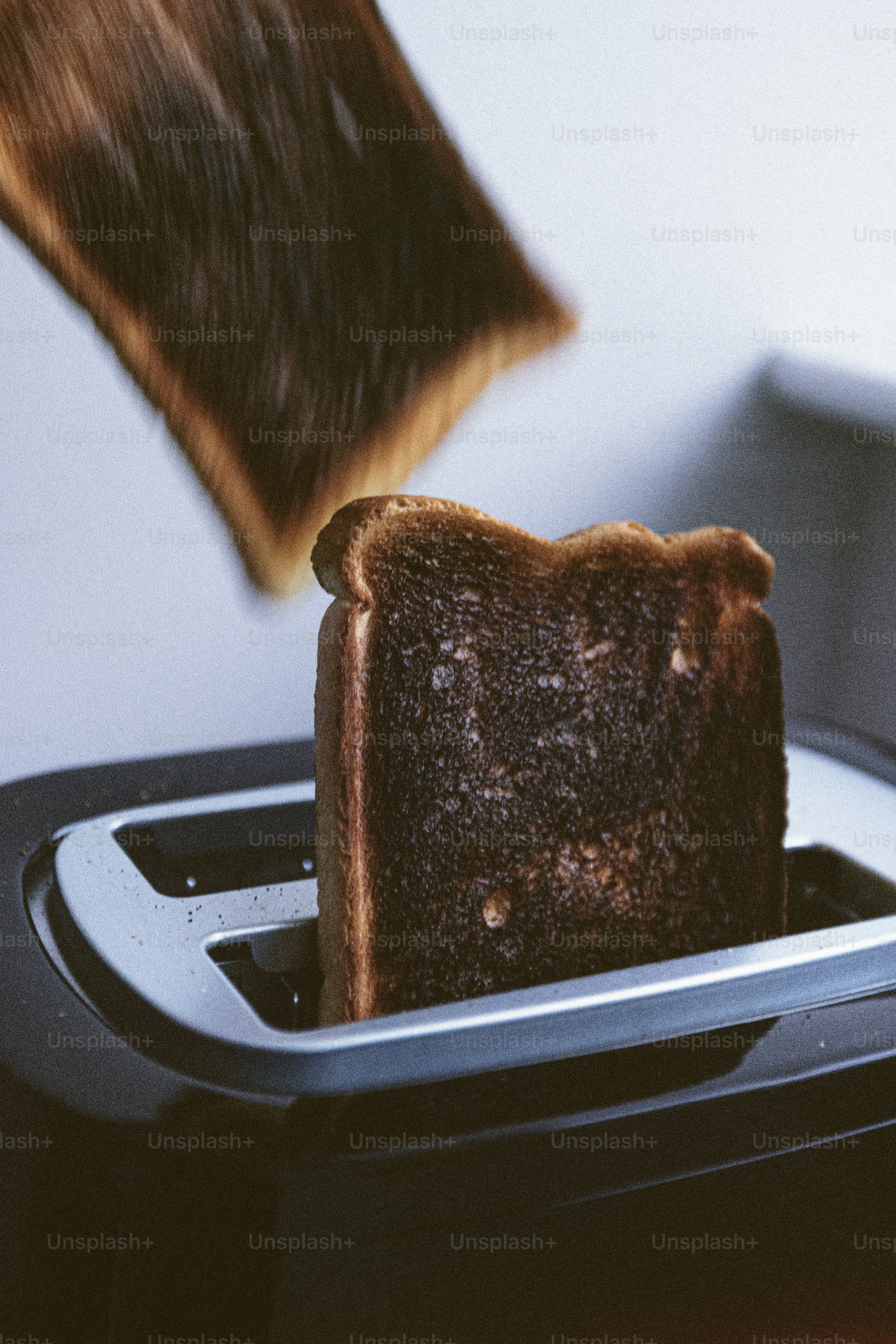 Una tostadora con un trozo de pan