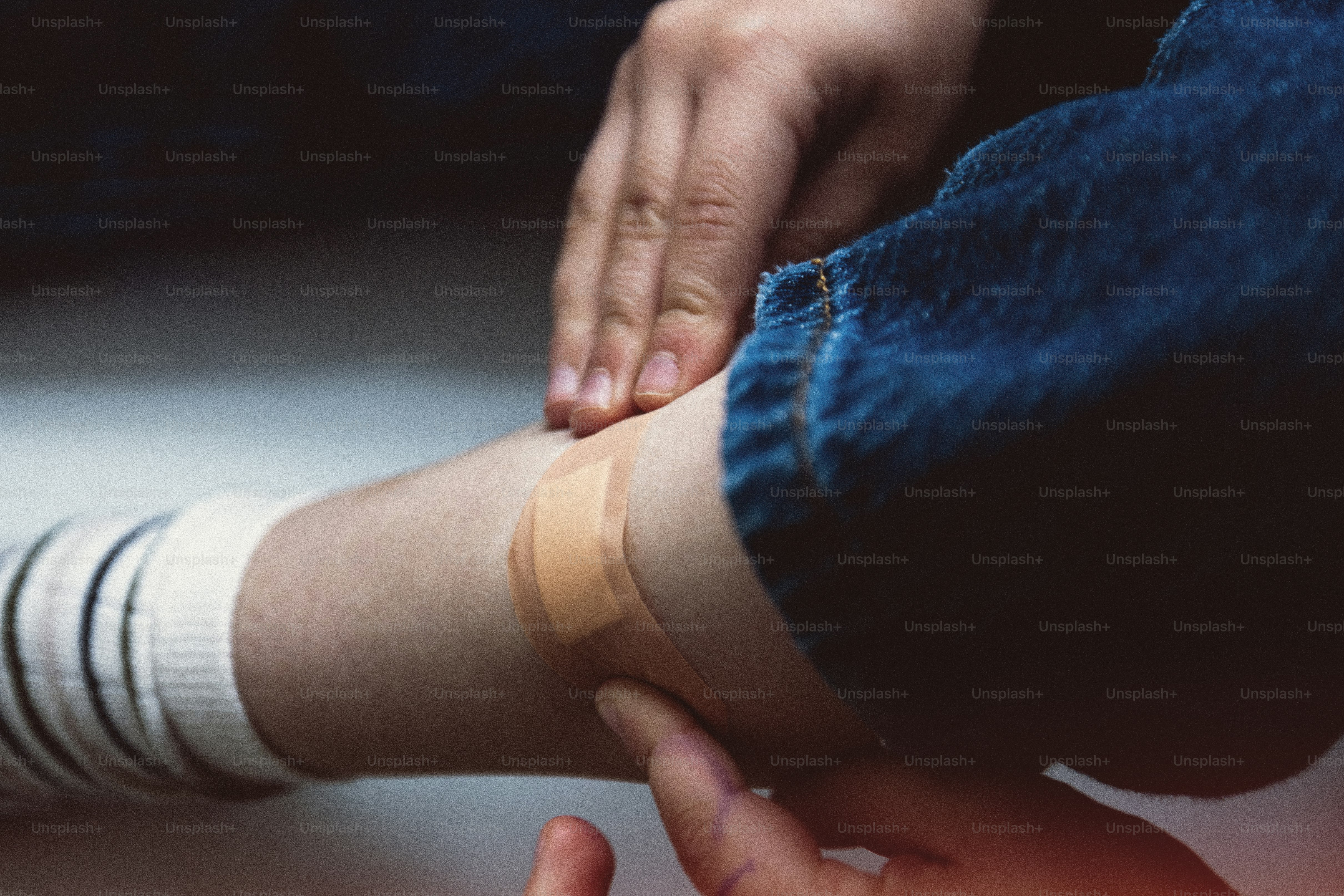 Eine Person mit einem Gips am Bein