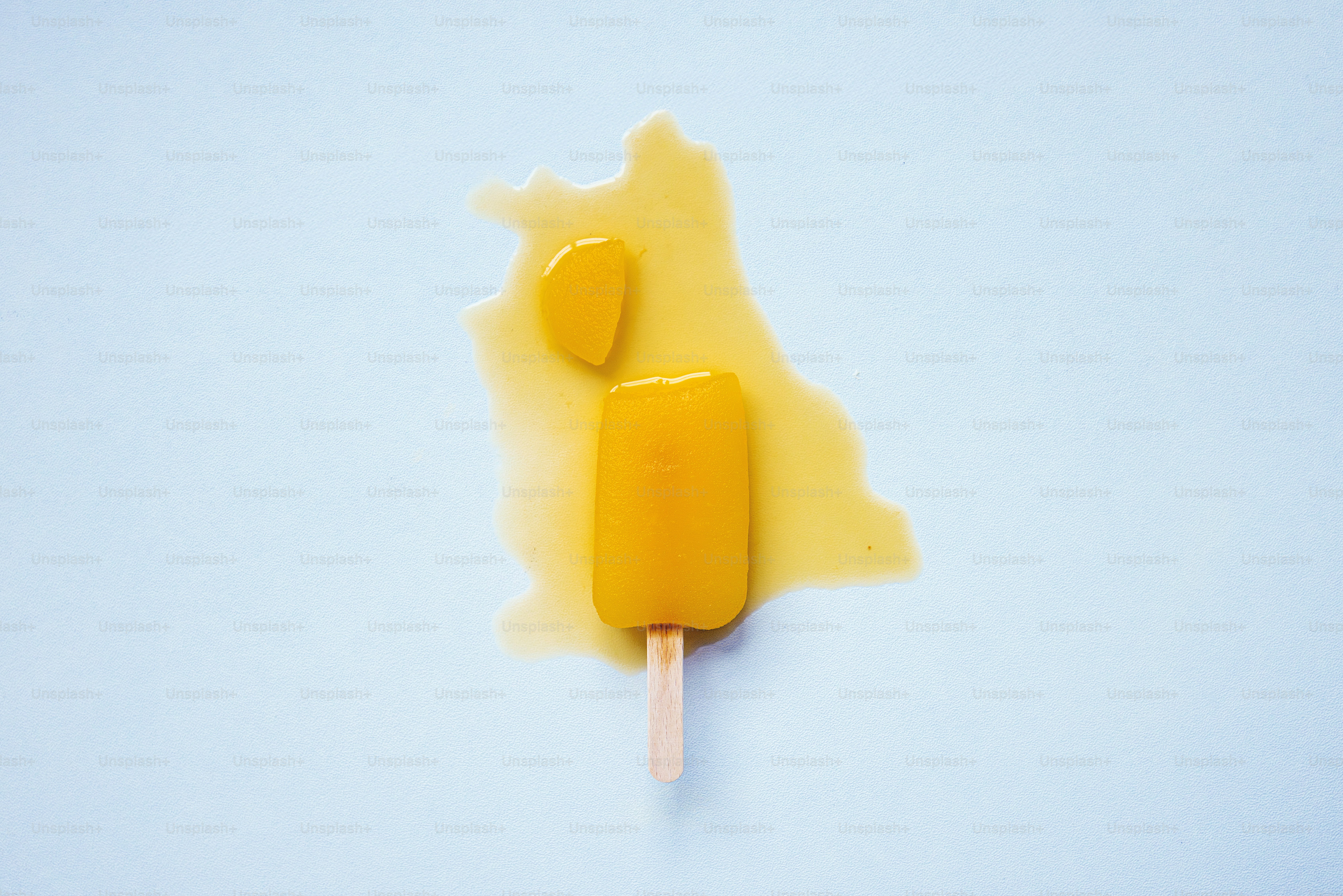 Ein Eis am Stiel in Form eines Bären am Stiel