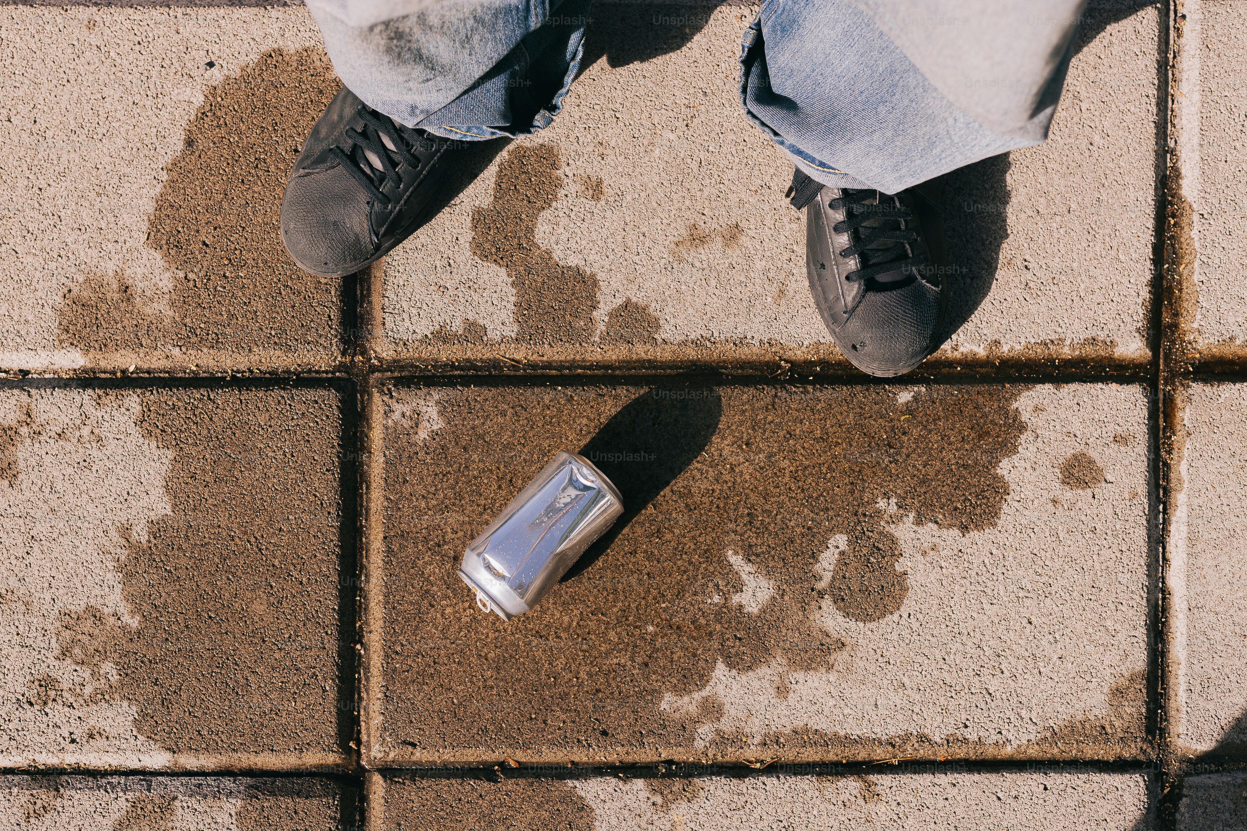 携帯電話を持って歩道に立っている人