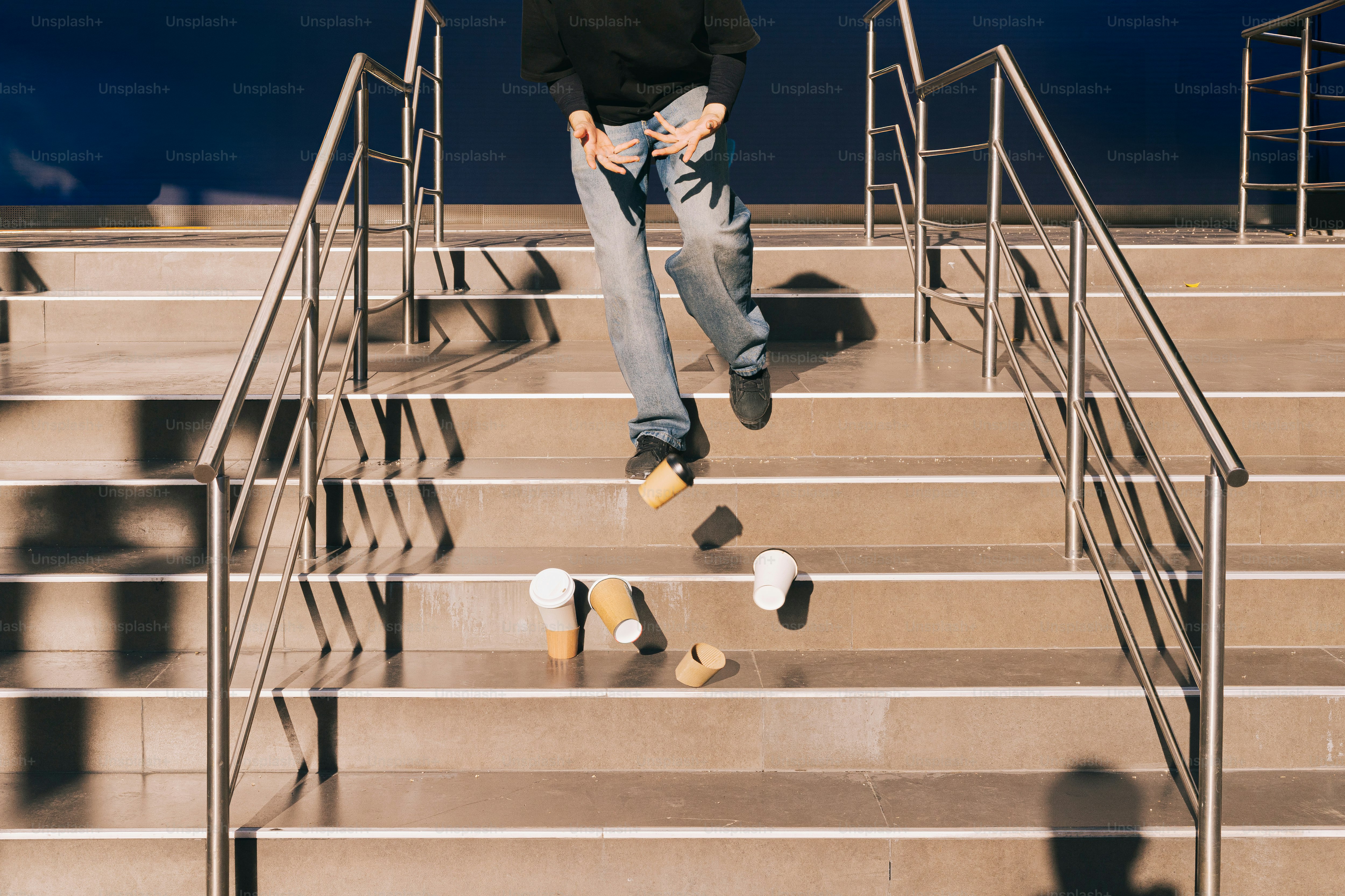 階段を上る男性