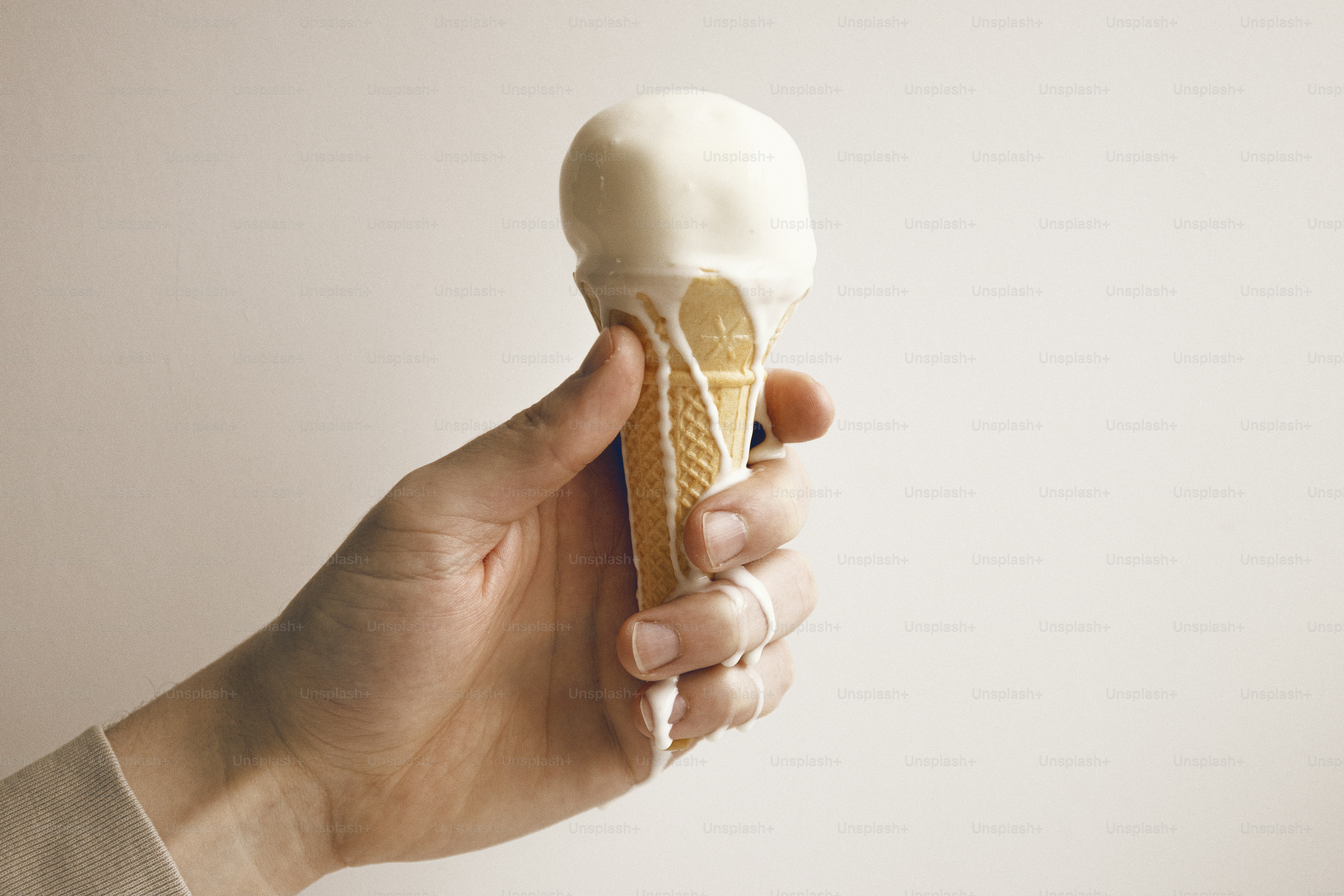 아이스크림 콘을 손에 들고 있는 사람